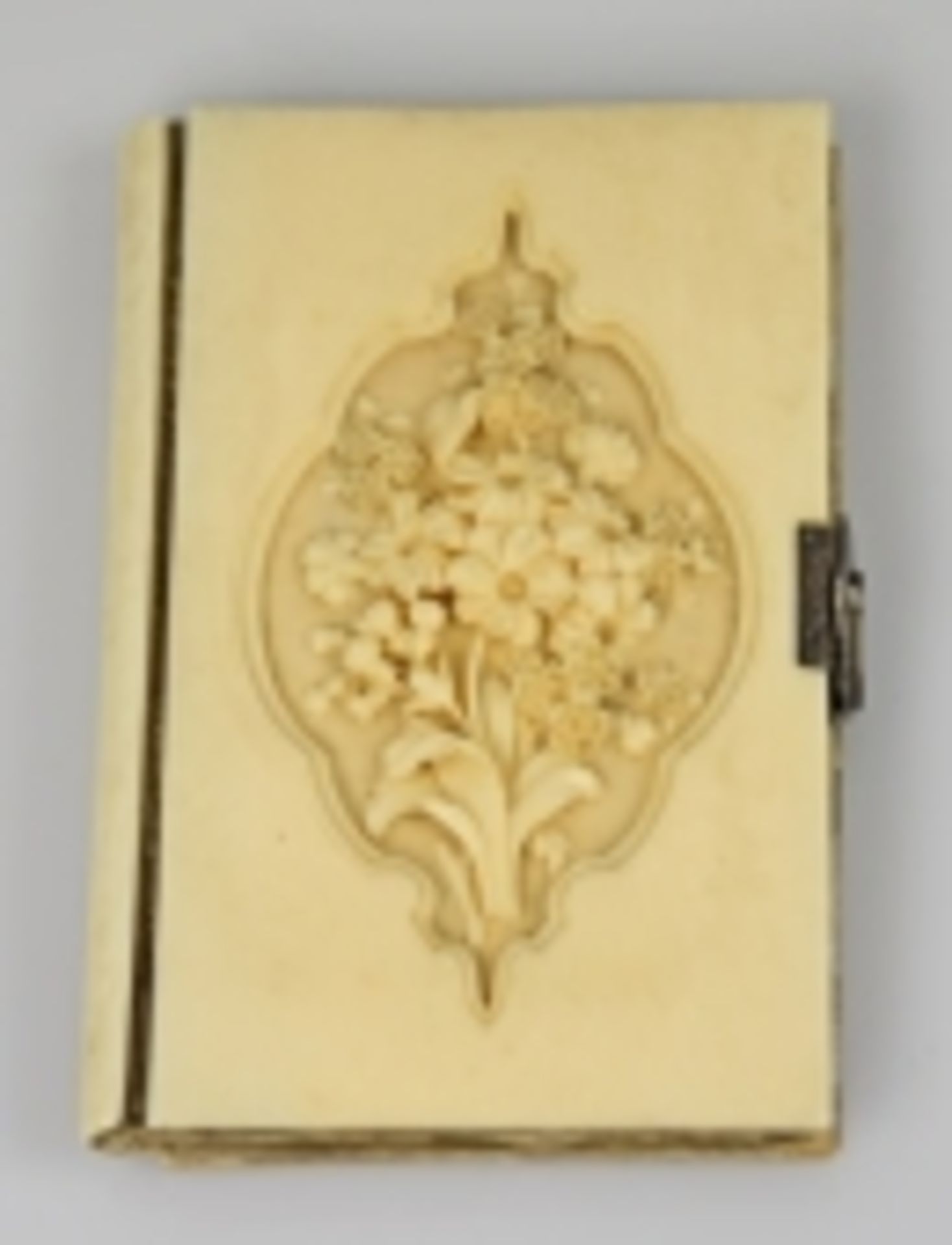 NOTIZBUCH aus Bein um 1920, Vorderseite mit geschnitztem Blütenbouquet, versilberte Schliesse,