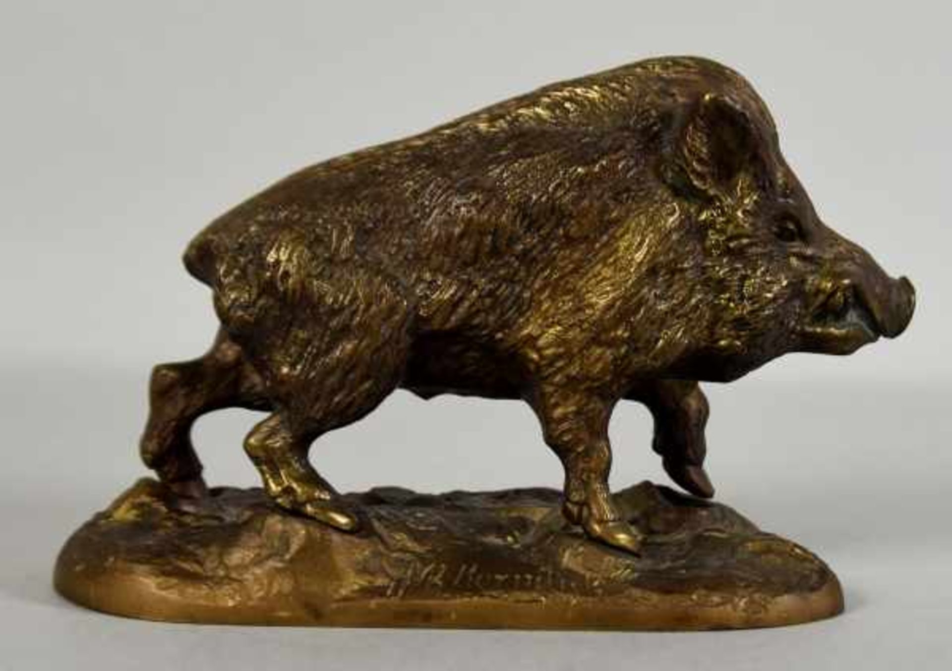 WILDSCHWEIN großer Eber auf naturalistisch gestalter Basis, signiert Mk Korniluk, Bronze, 18x21x9cm-