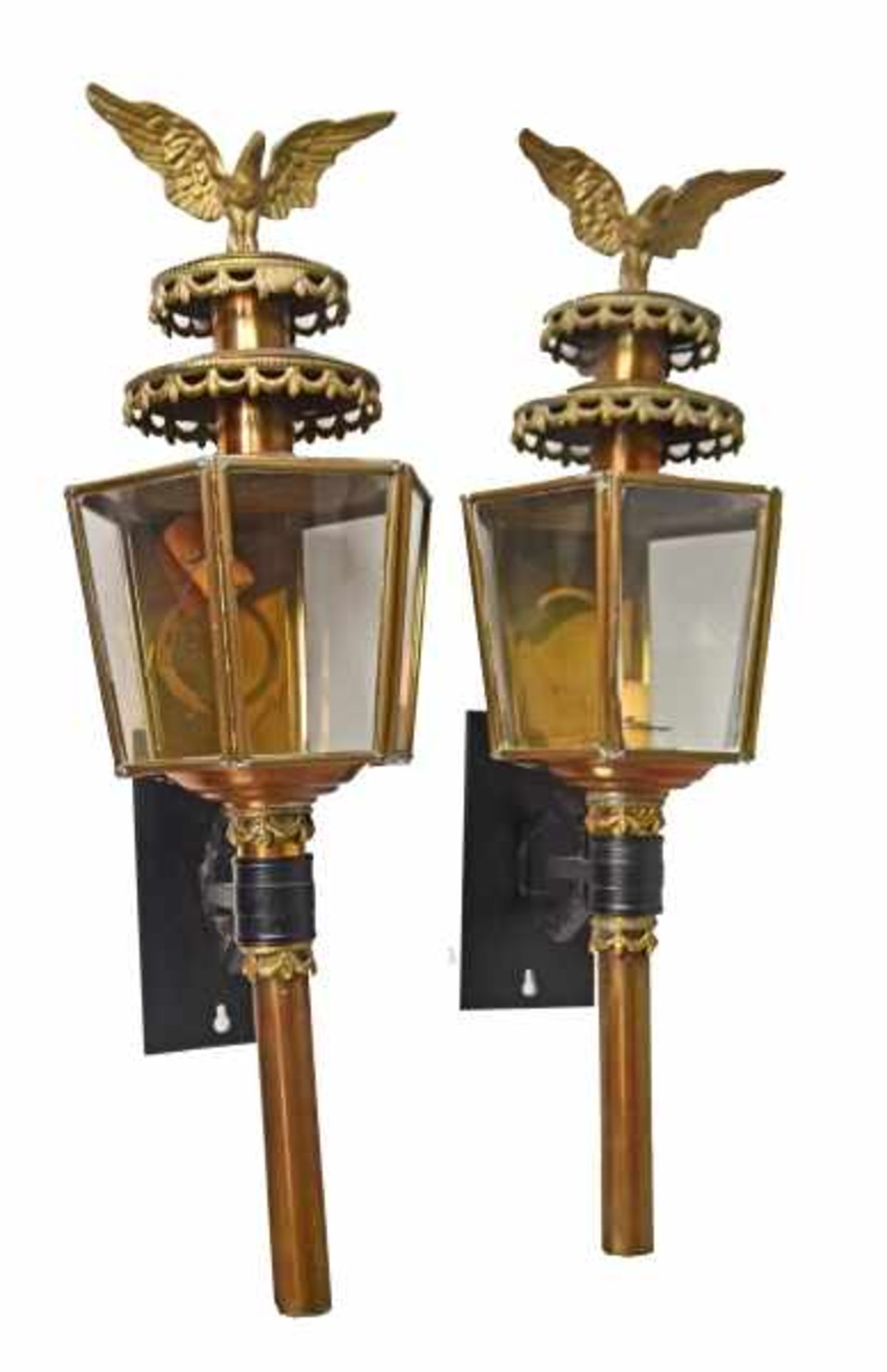 ZWEI KUTSCHERLAMPEN Lampen mit Glasfenstern in Messingmontur, mit Wandhalterung (nachträglich