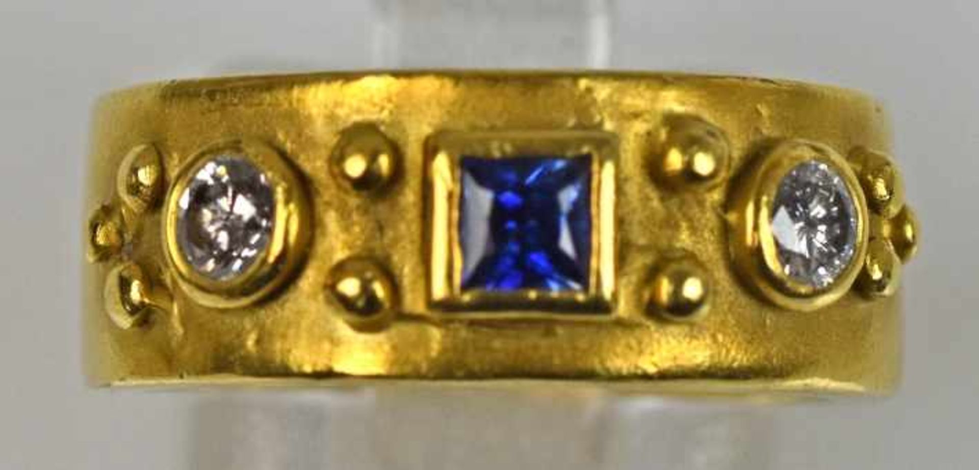 MODERNER RING besetzt mit quadratischem Saphir mit guter Farbe und 2 Brillanten je um 0,1ct w, guter - Bild 2 aus 2