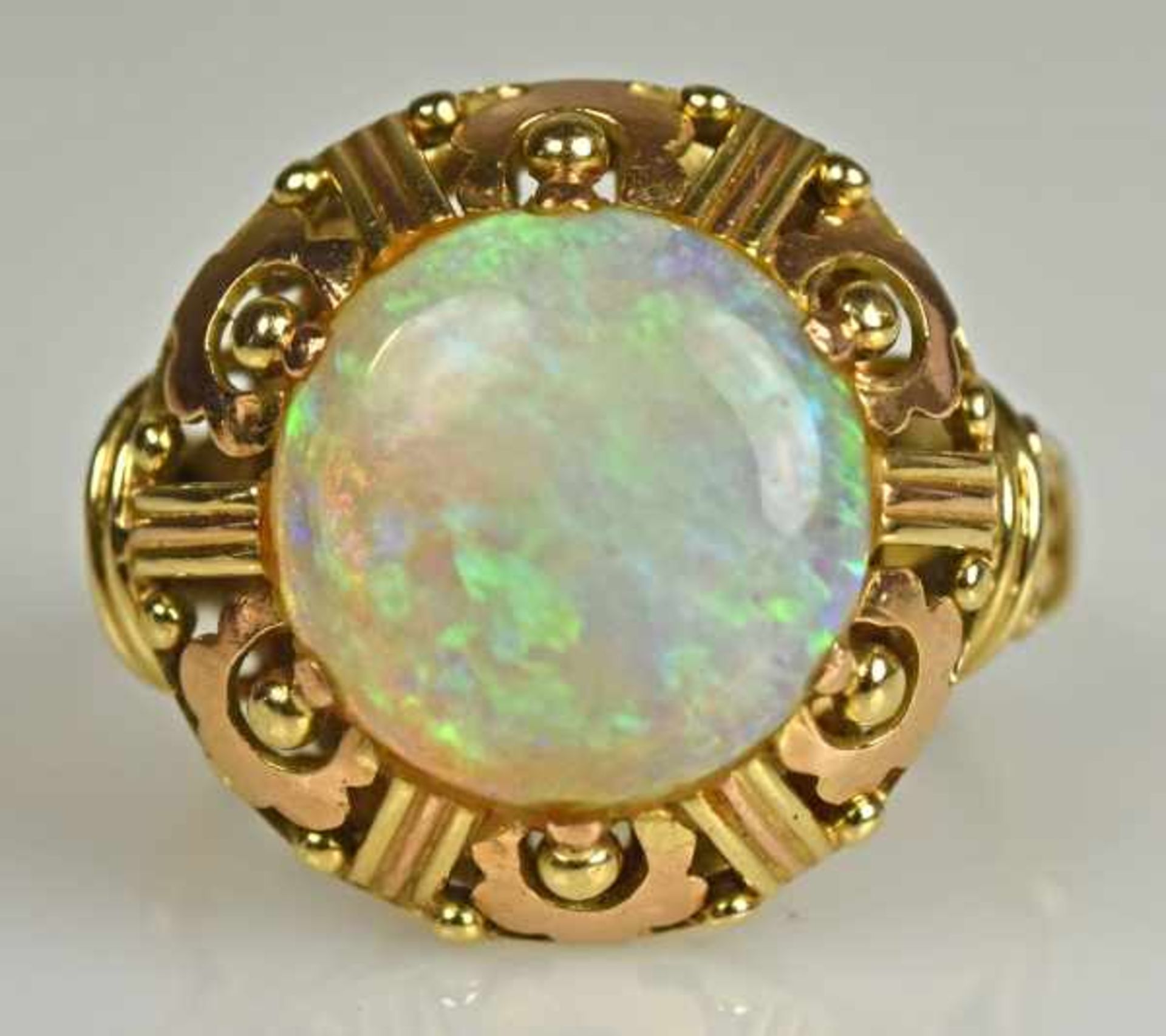 PAAR OPAL-OHRRINGE jeweils besetzt mit rundem Opal mit schönem Farbspektrum, in seitlich
