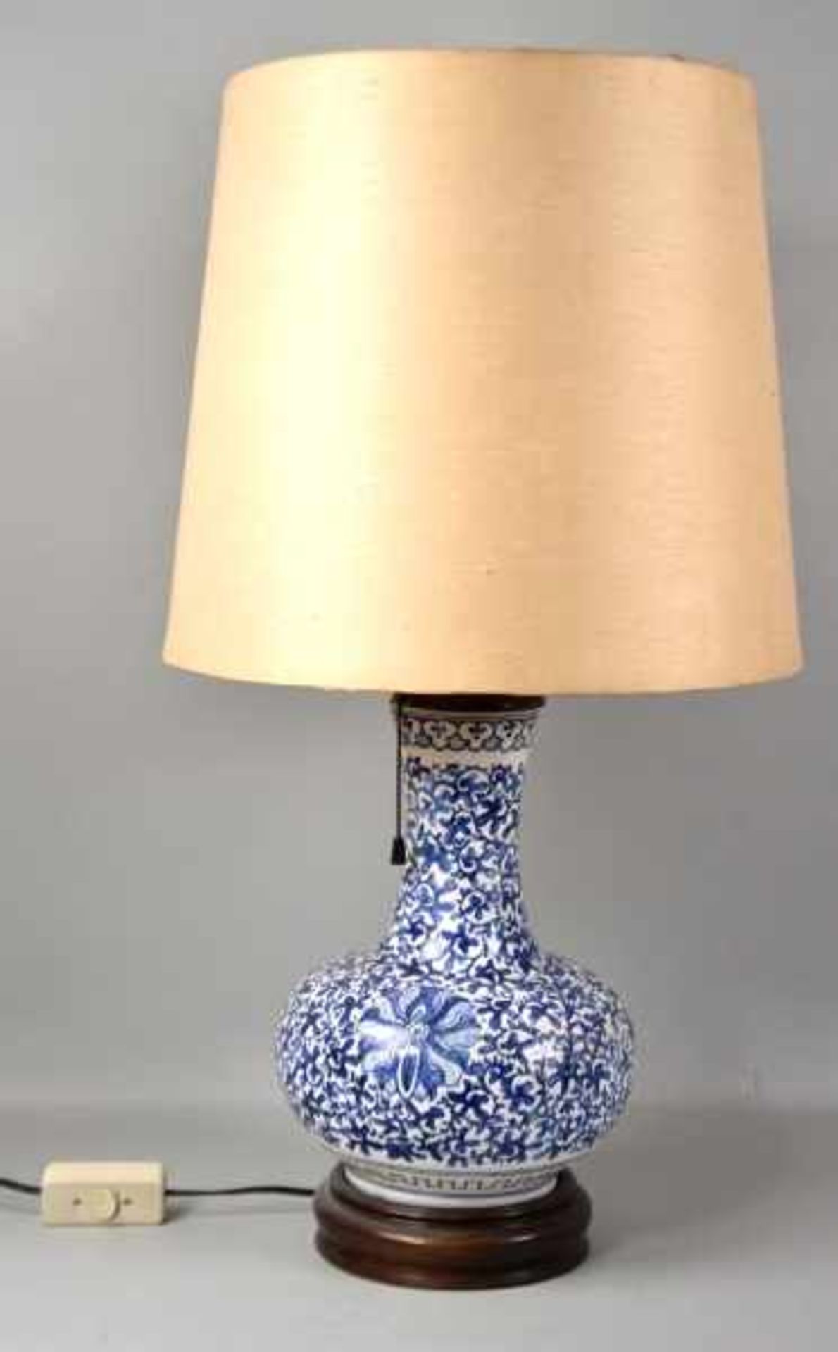 TISCHLAMPE Porzellan Vase als Fuß, dekoriert mit blauen Blüten auf Weiß, Stoffschirm,