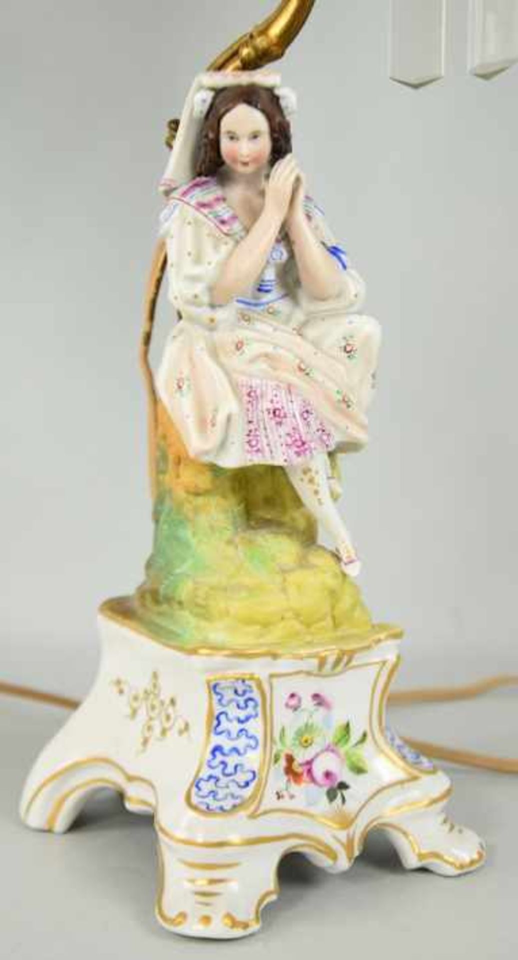 PAAR TISCHLAMPEN mit plastischen farbig staffierten Porzellanfiguren als Schaft: Junge mit - Bild 2 aus 3