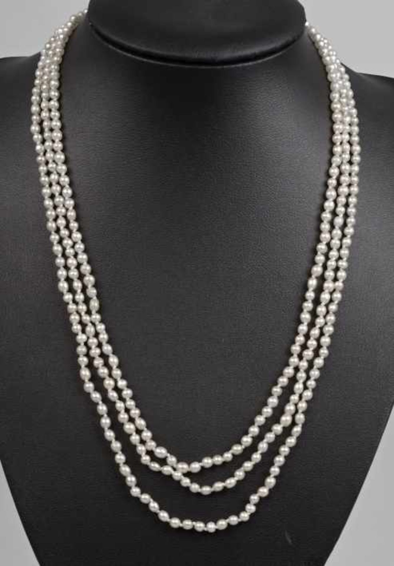 COLLIER Orientperlen in 3 Reihen, 2-4mm, gesamt um 350 Perlen, Kastenschloß mit Emaildekor und - Bild 2 aus 3