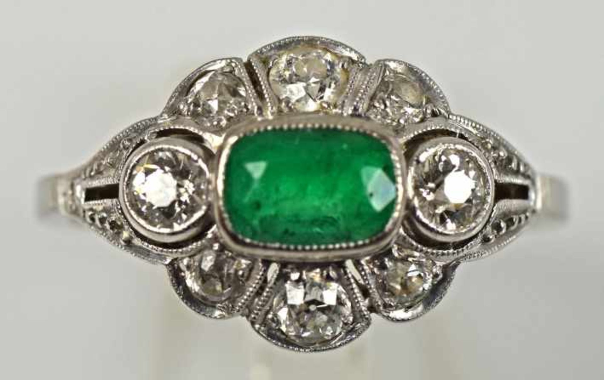 SMARAGDRING rechteckiger Smaragd umgeben von 8 Diamanten, gesamt um 0,7-0,75ct, weiss, in - Bild 2 aus 3