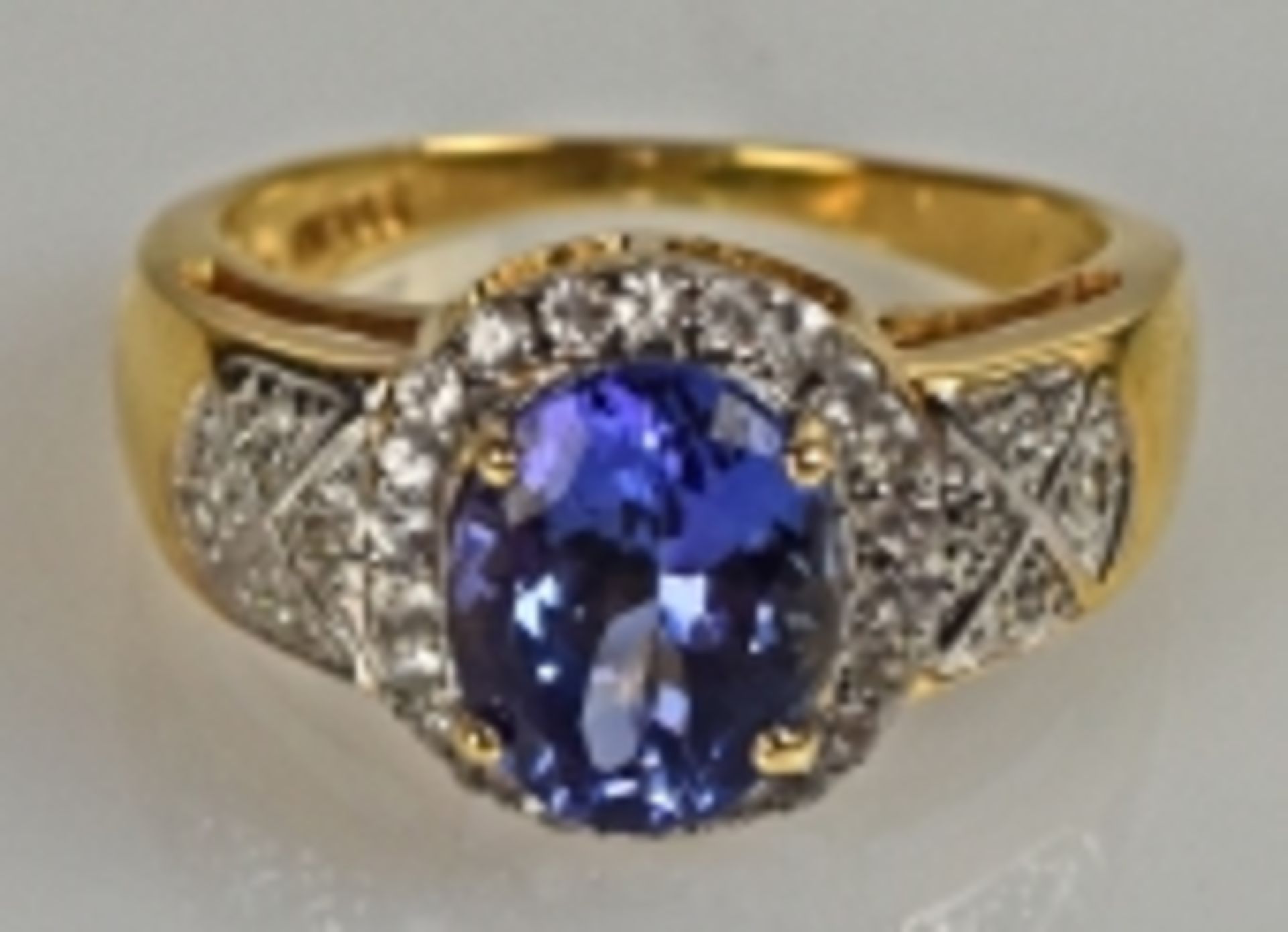 TANSANIT-RING ovaler geschliffener Tansanit mit schöner Farbe, umgeben von kleinen Diamanten,