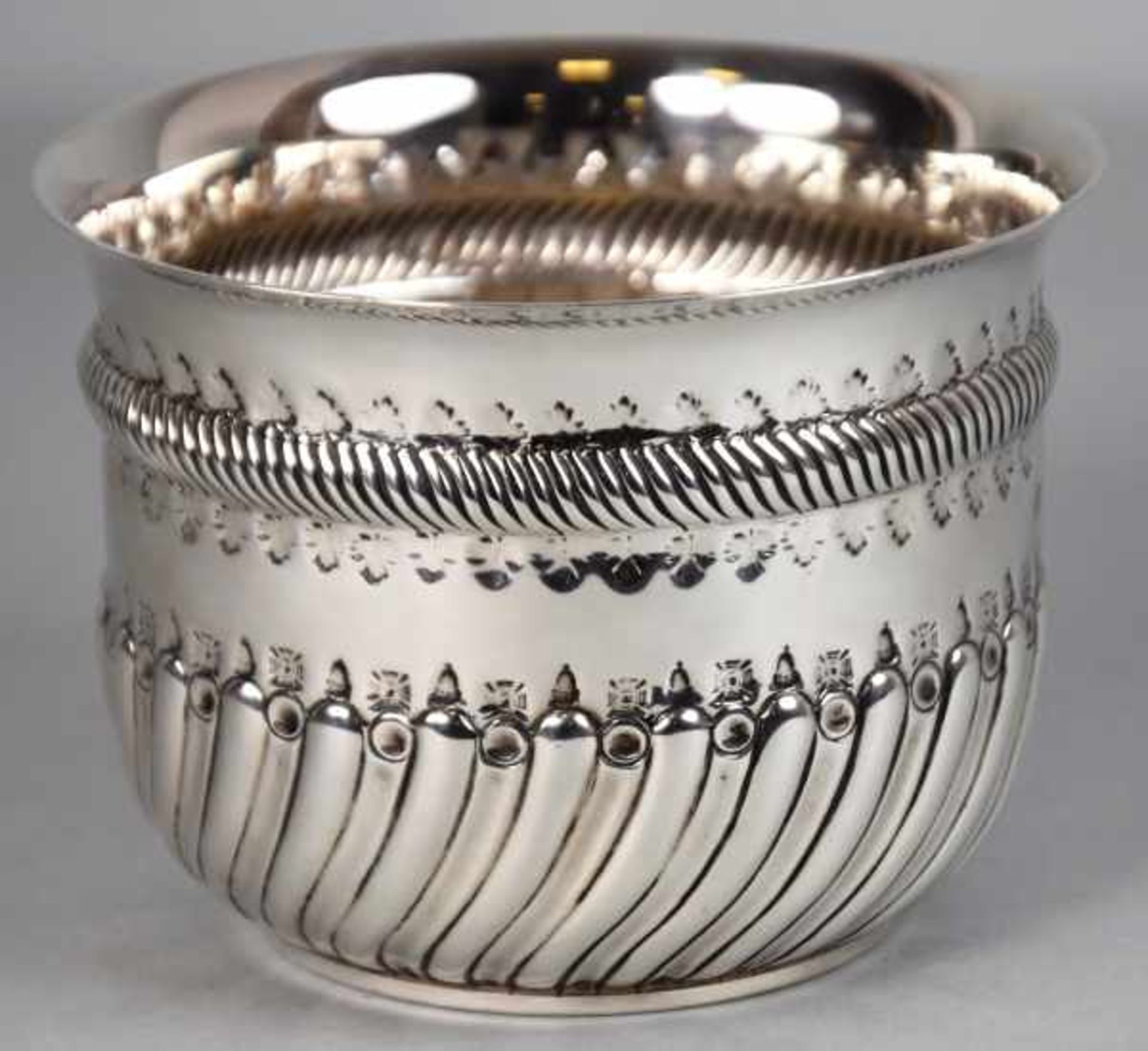 SCHALE rund, aufwendig getriebenes Dekor, rundum, London, im Boden Silbermünze: GVLIELMVS IIIDEI