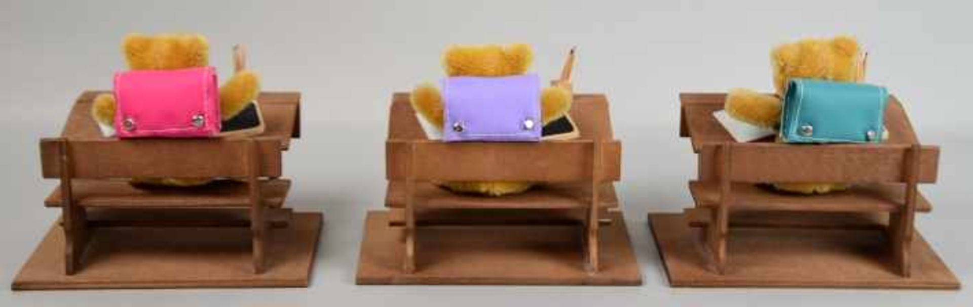 KLEINE SCHULE bestehend aus drei Teddy-Schülern an Holzbänken sitzend, darauf Schiefertafeln, - Bild 3 aus 3