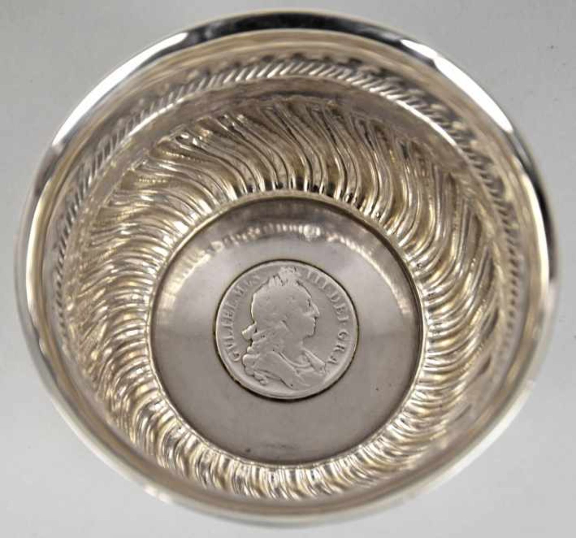SCHALE rund, aufwendig getriebenes Dekor, rundum, London, im Boden Silbermünze: GVLIELMVS IIIDEI - Bild 2 aus 3