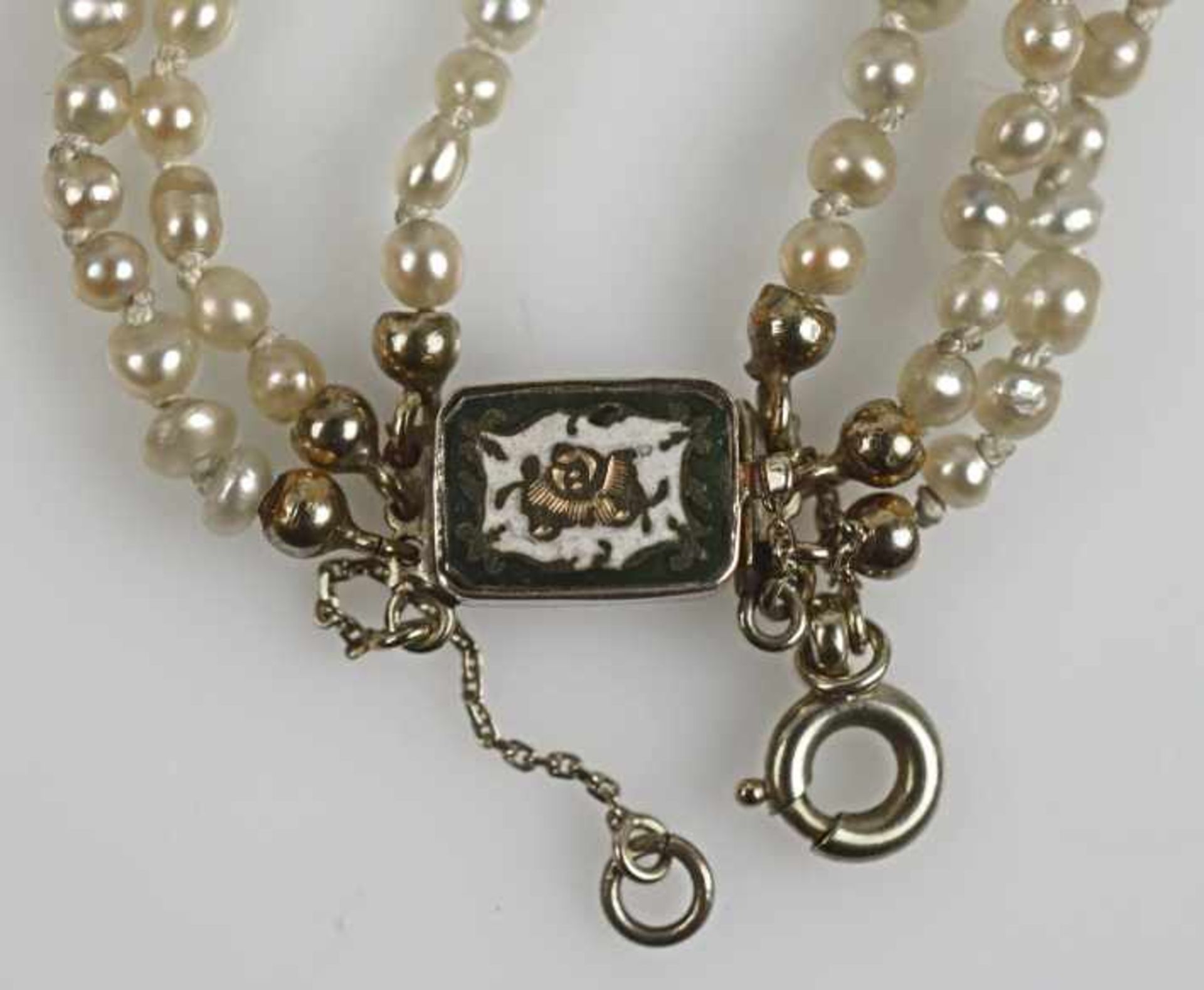 COLLIER Orientperlen in 3 Reihen, 2-4mm, gesamt um 350 Perlen, Kastenschloß mit Emaildekor und - Bild 3 aus 3