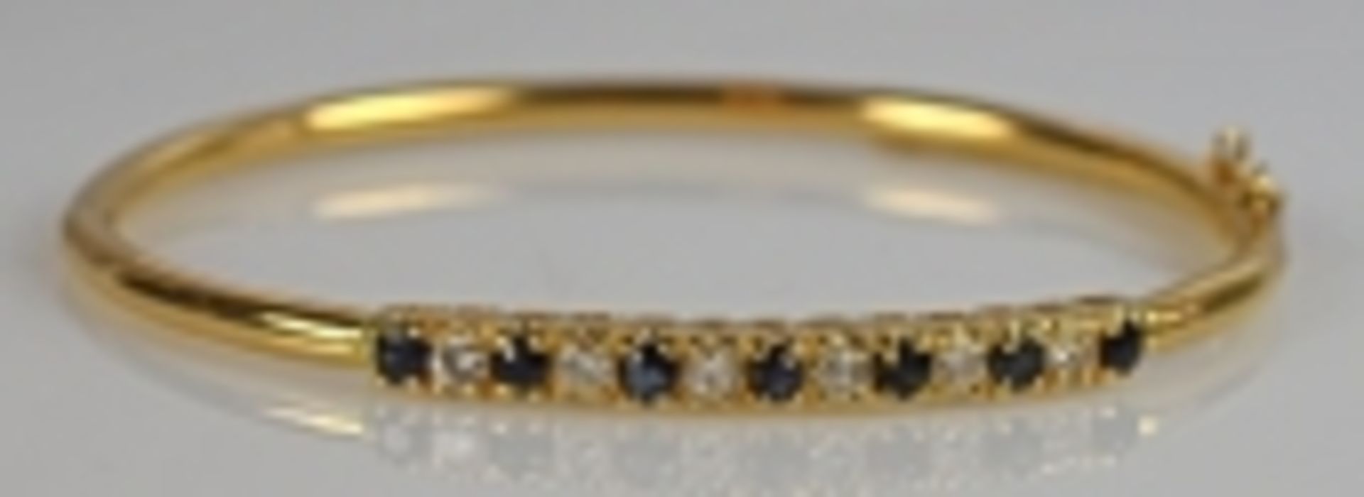 ARMREIF Bogen besetzt mit 7 geschliffenen Saphiren und 6 Diamanten, w, Gelbgoldfassung um 10ct,