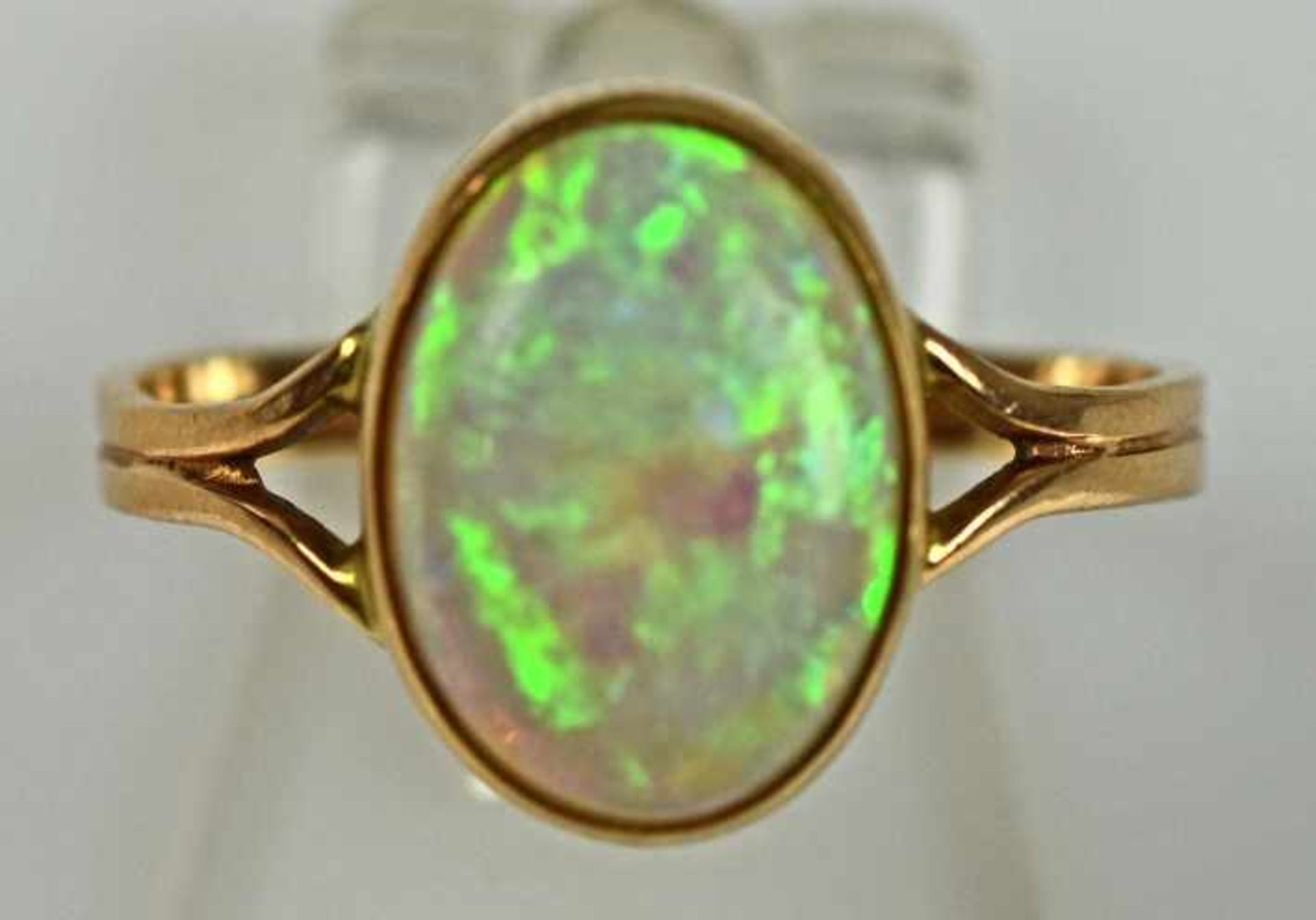 RING ovaler, weisser Opal mit grün-blauem Farbspektrum, 12x9mm, in schlichter Goldfassung 14ct, Gr. - Bild 2 aus 2