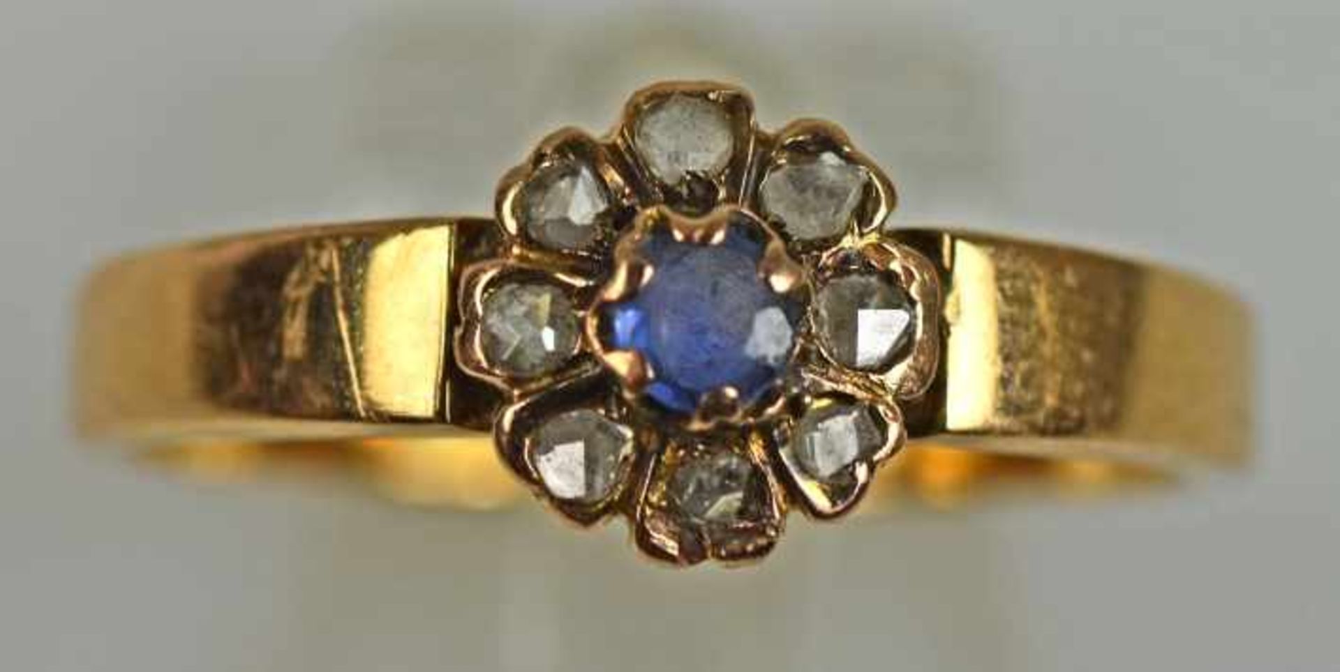 RING Blüte besetzt mit 8 kleinen Diamanten und Saphir, Gelbgoldfassung , 2,7g, Gr. 55- - -23.00 % - Bild 2 aus 3