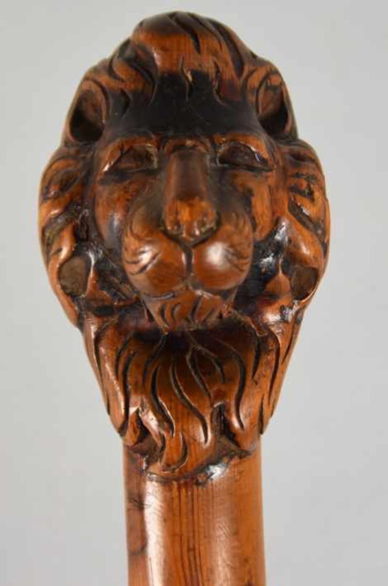 SPAZIERSTOCK Holz geschnitzt, mit Löwenkopf als Knauf und reliefierten Porträt eines Mannes, - Image 3 of 4