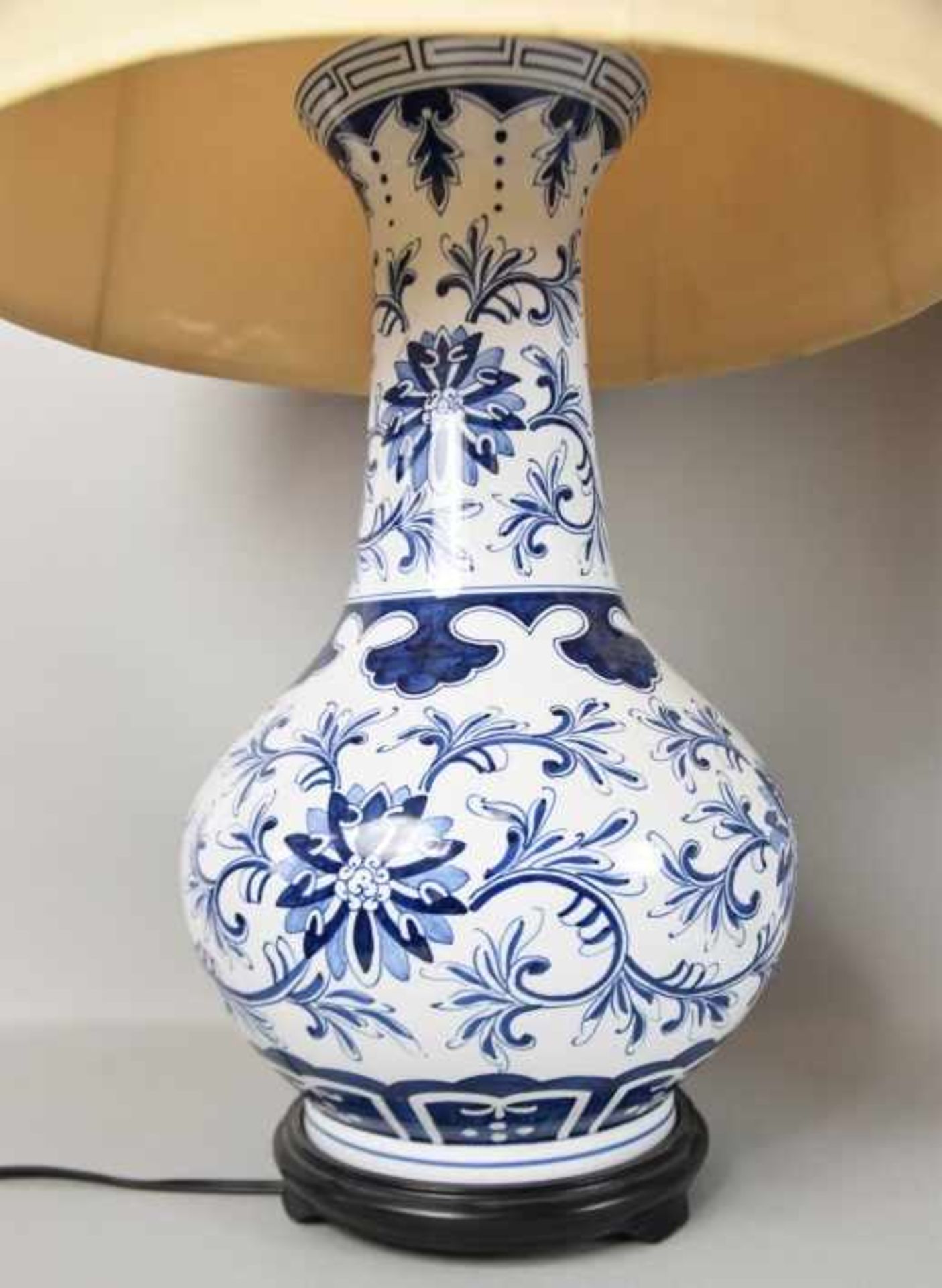 PAAR TISCHLAMPEN Fuß in Vasenform, gebaucht mit langem Hals, Dekor mit blauen Blüten auf Weiß, - Bild 2 aus 2