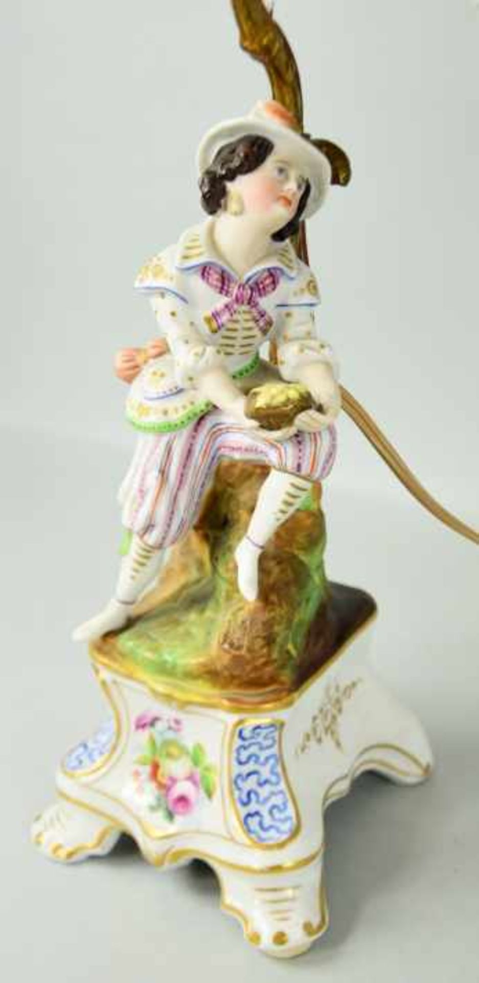 PAAR TISCHLAMPEN mit plastischen farbig staffierten Porzellanfiguren als Schaft: Junge mit - Bild 3 aus 3