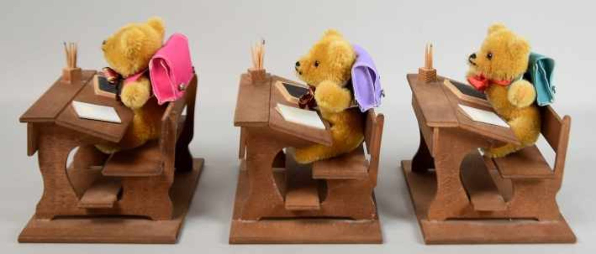 KLEINE SCHULE bestehend aus drei Teddy-Schülern an Holzbänken sitzend, darauf Schiefertafeln, - Bild 2 aus 3