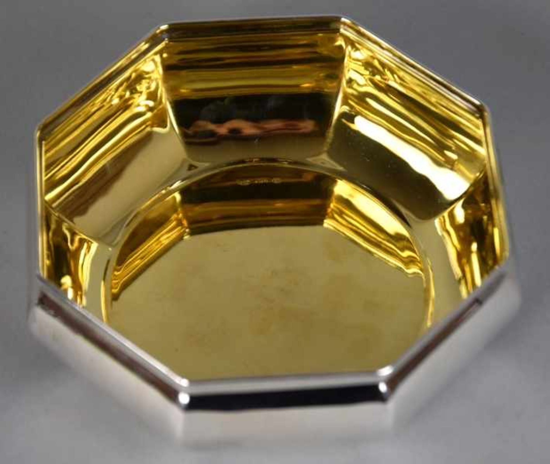 SCHALE achteckige Wandung auf rundem Fuß, Innenvergoldung, Silber 800, Padua, 118gr, 4,5x11cm- - - - Bild 2 aus 3