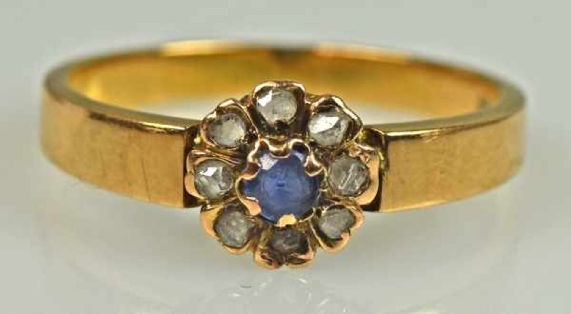 RING Blüte besetzt mit 8 kleinen Diamanten und Saphir, Gelbgoldfassung , 2,7g, Gr. 55- - -23.00 %