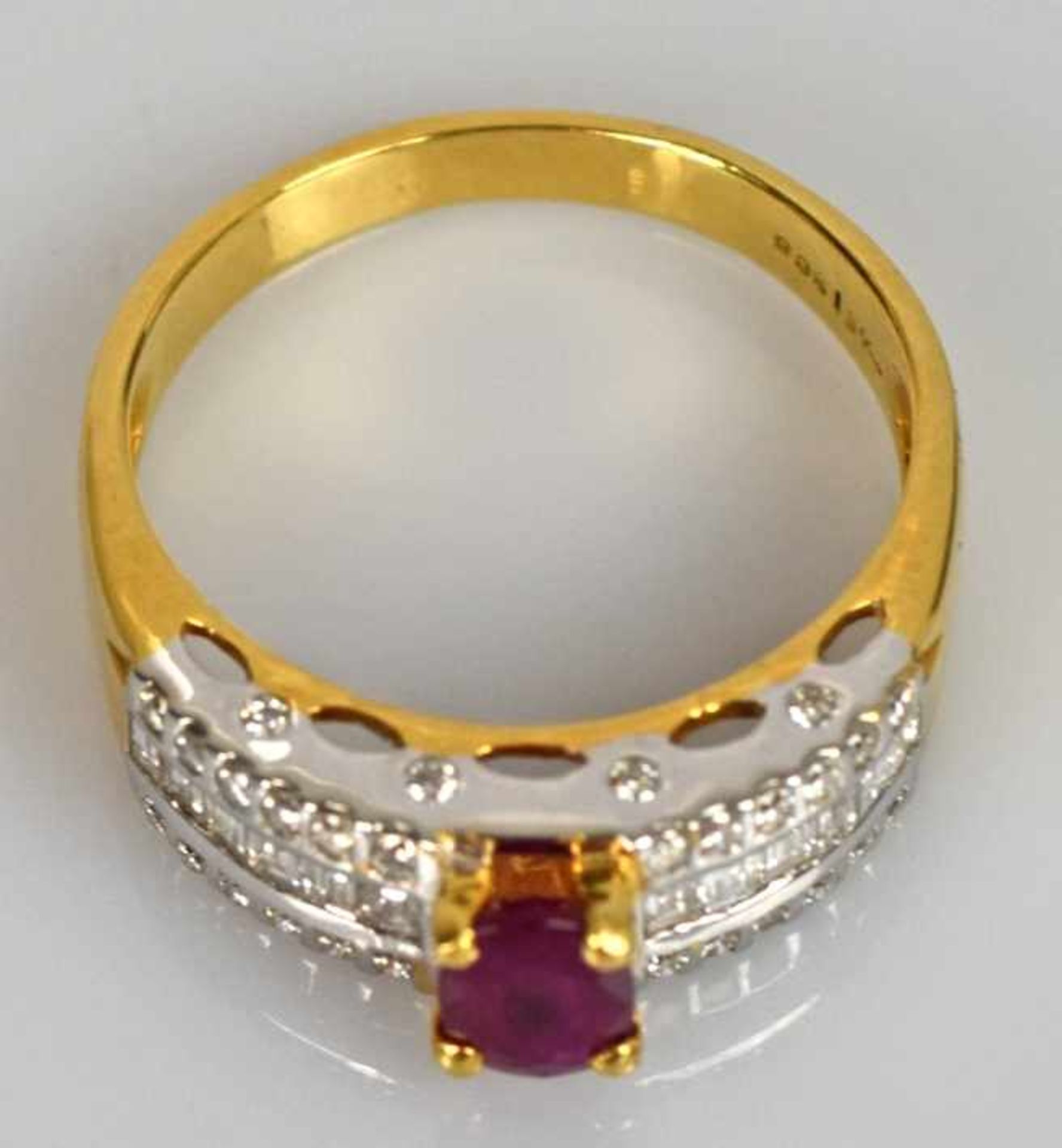 RUBINRING ovaler Rubin mit schöner Farbe 7x5mm, die Schultern besetzt mit je 6 Diamantvierecken, - Bild 4 aus 4