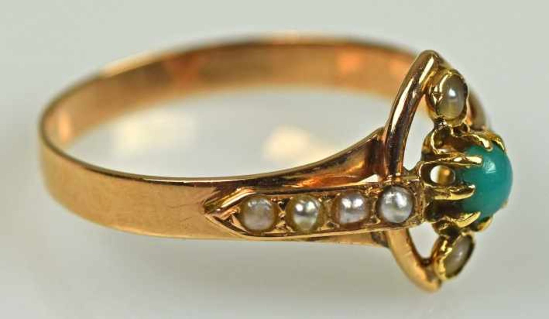 KLEINER RING mit Oval mittig, besetzt mit Türkis und kleinen Perlchen, rötliches Gold, wohl England, - Bild 2 aus 2