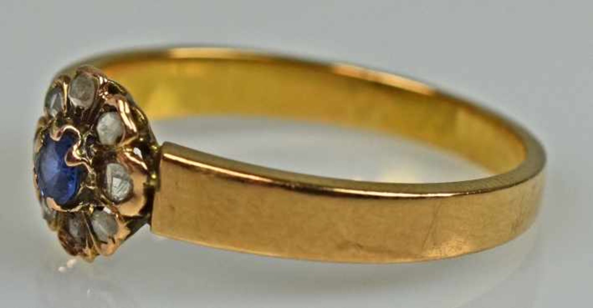 RING Blüte besetzt mit 8 kleinen Diamanten und Saphir, Gelbgoldfassung , 2,7g, Gr. 55- - -23.00 % - Bild 3 aus 3