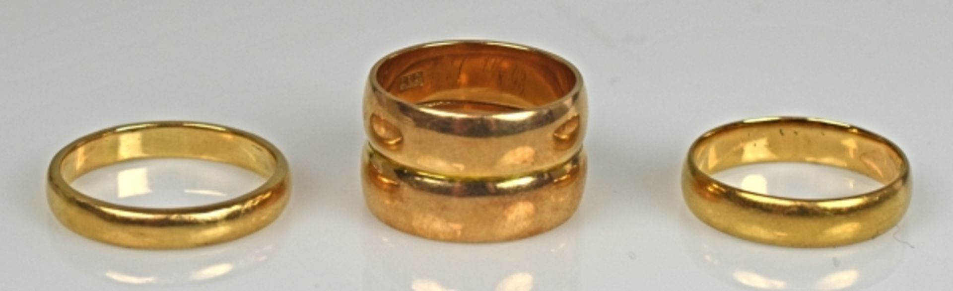 4 EHERINGE zwei miteinander verbunden, Widmung innen, Gelbgold 14ct, 15,5g, Gr. 57, 52, 55- - -23.00