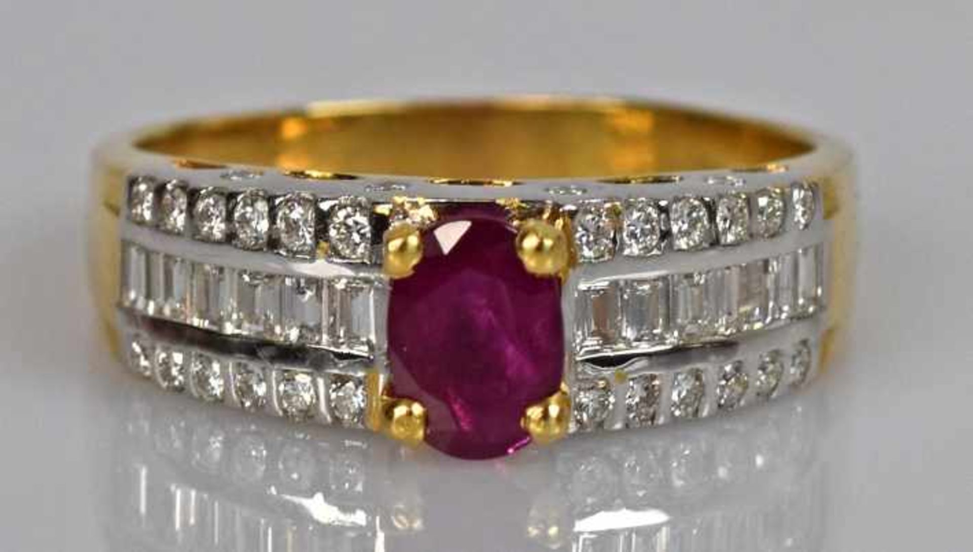 RUBINRING ovaler Rubin mit schöner Farbe 7x5mm, die Schultern besetzt mit je 6 Diamantvierecken, - Bild 2 aus 4