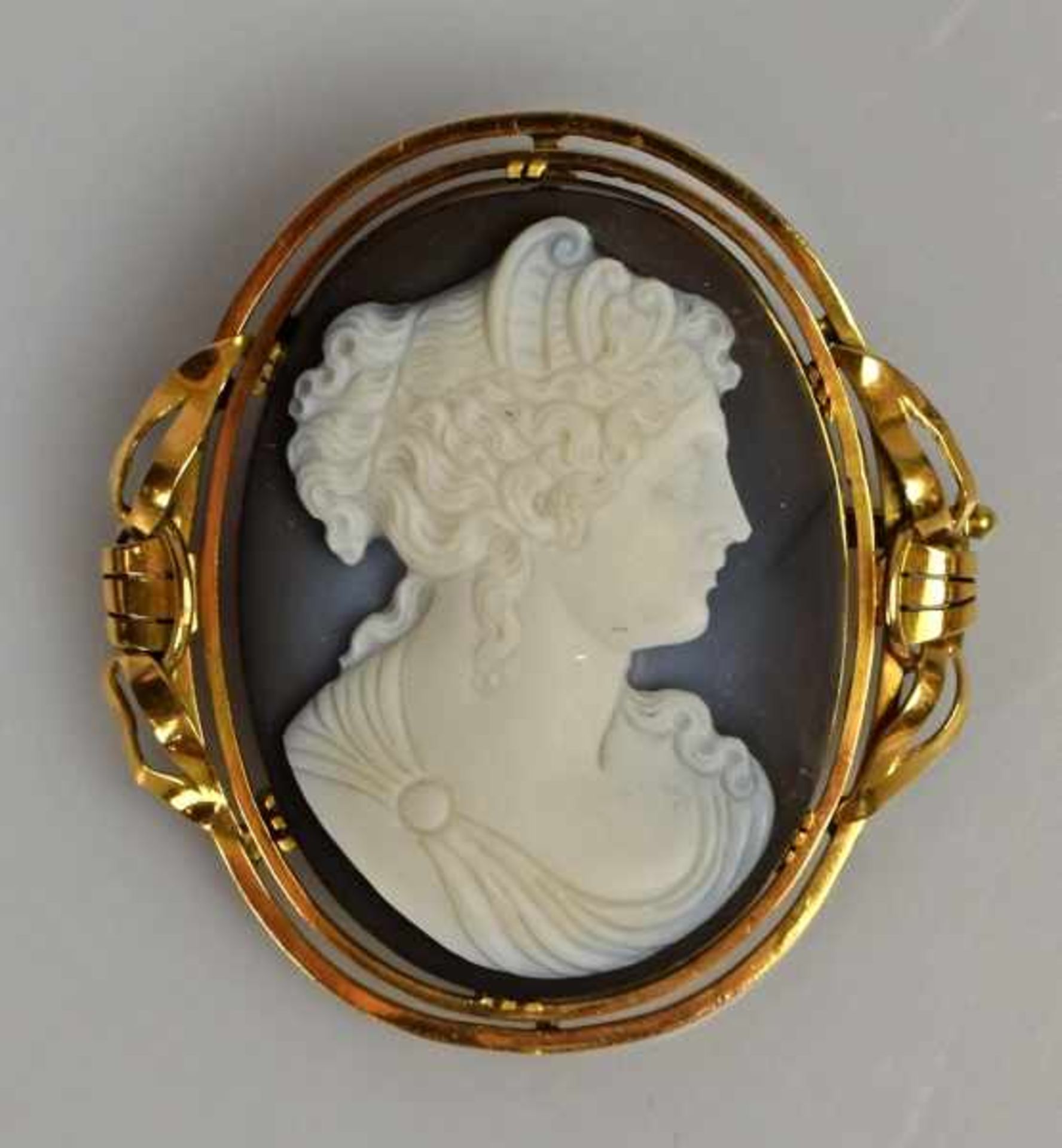 BROSCHE ovale Camée, "Frauenportrait" im Empirestil mit hochgesteckter Frisur, dunkler Lagenstein