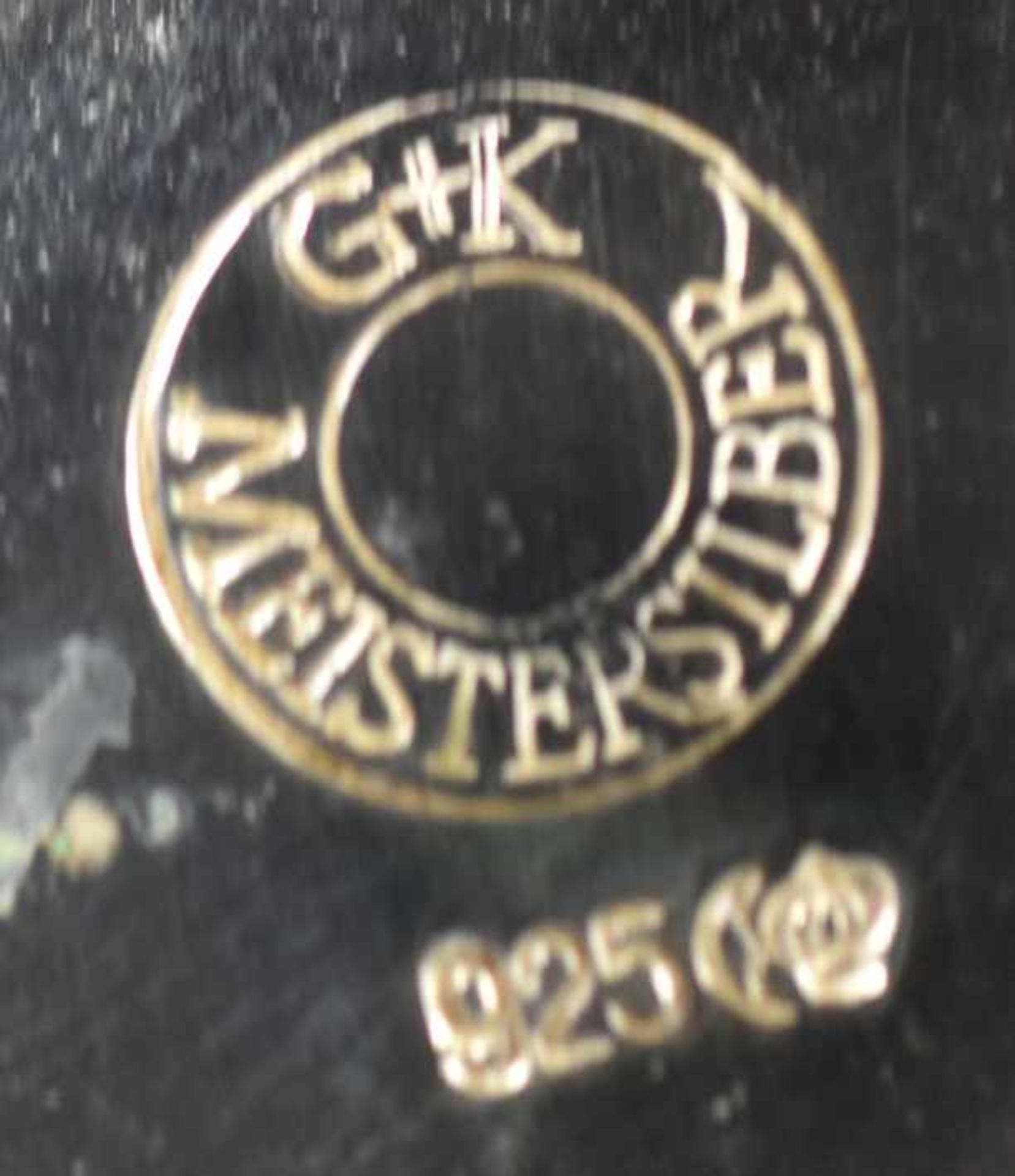 KANNE gebauchter Korpus mit geschrägten Zügen auf der Wandung, angesetzter Ohrenhenkel, Deckel mit - Bild 3 aus 3