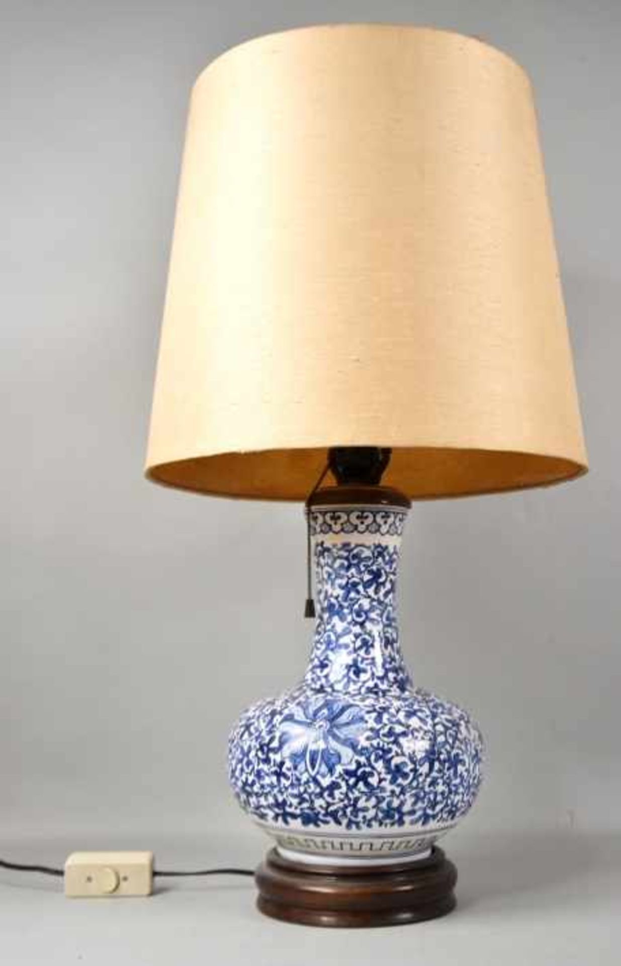 TISCHLAMPE Porzellan Vase als Fuß, dekoriert mit blauen Blüten auf Weiß, Stoffschirm, - Bild 2 aus 2