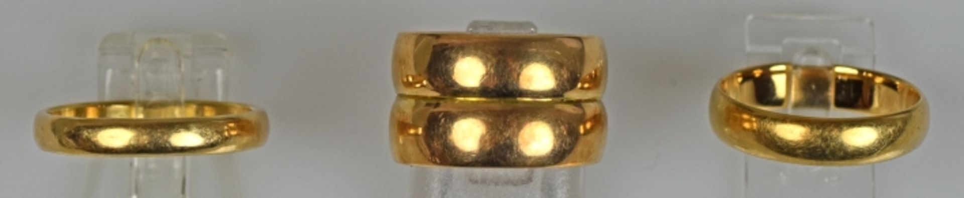 4 EHERINGE zwei miteinander verbunden, Widmung innen, Gelbgold 14ct, 15,5g, Gr. 57, 52, 55- - -23.00 - Bild 2 aus 2