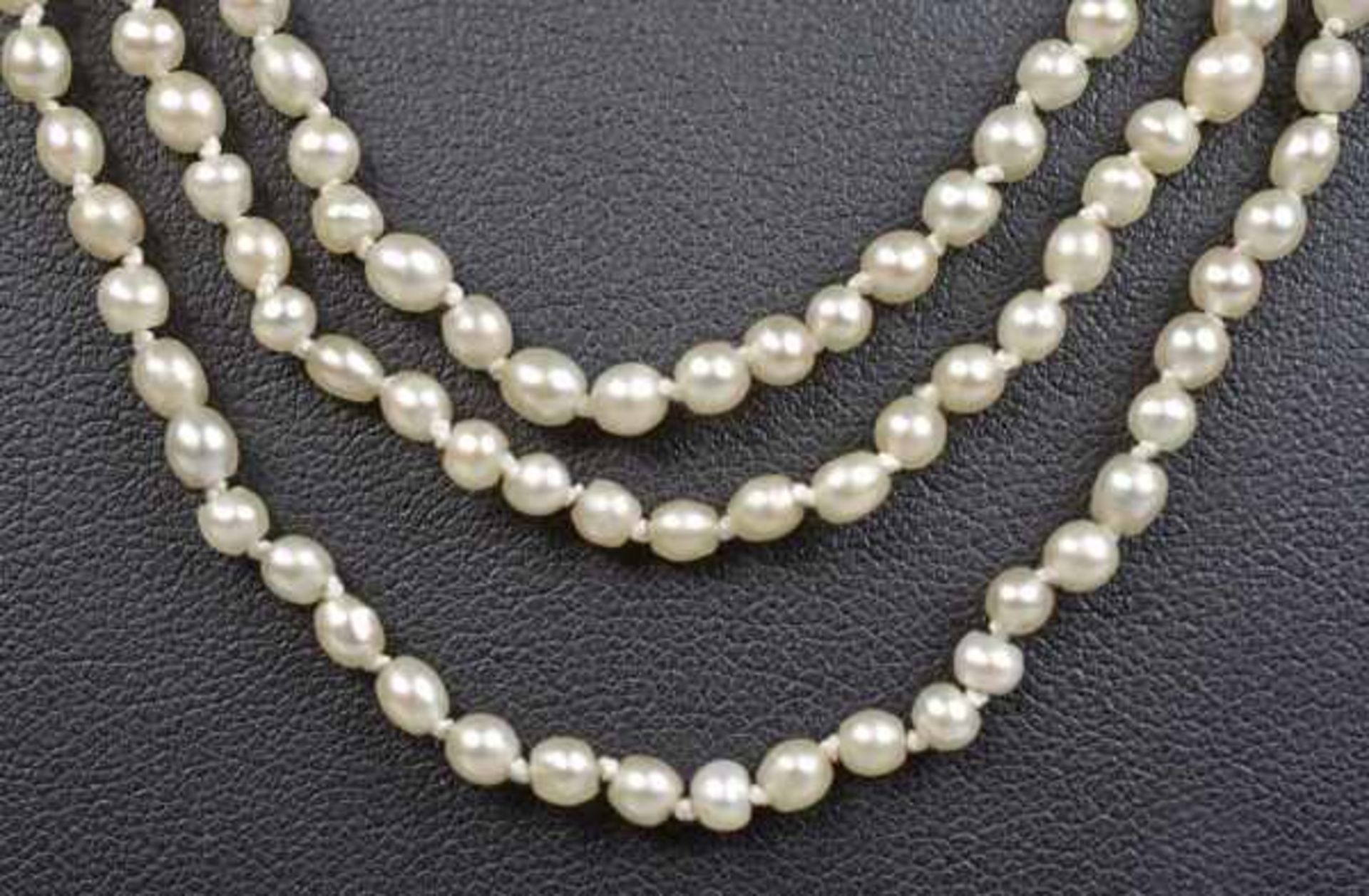 COLLIER Orientperlen in 3 Reihen, 2-4mm, gesamt um 350 Perlen, Kastenschloß mit Emaildekor und