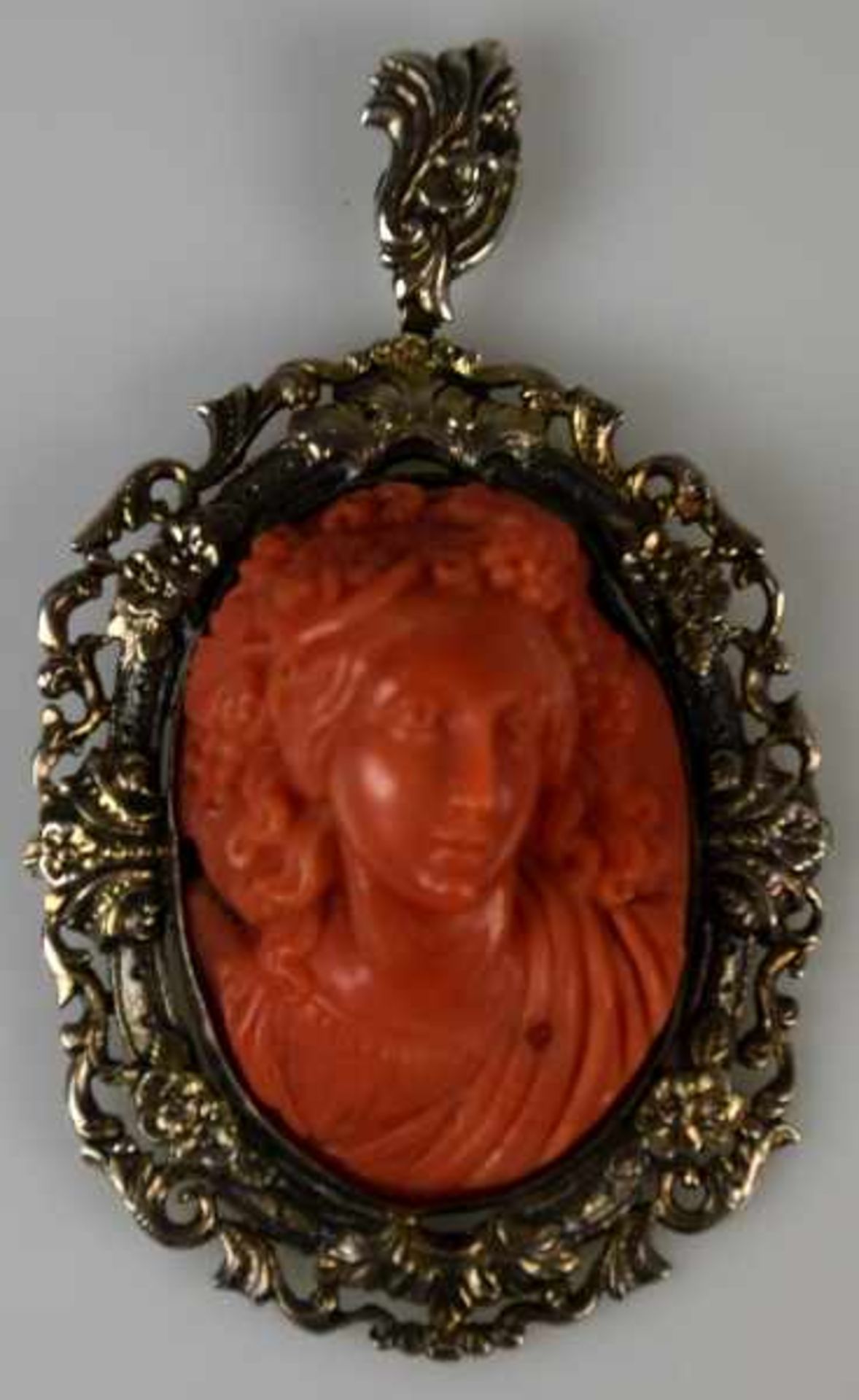 KAMEE-ANHHÄNGER oval, Frauenporträt mit Weintrauben im Haar, in hellroter Koralle geschnitten,