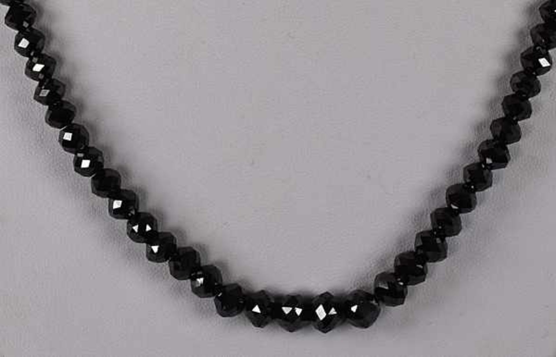 DIAMANT-COLLIER 91 geschliffene schwarze Diamanten, "Fancy Diamonds" je um 1,2 Karat, im