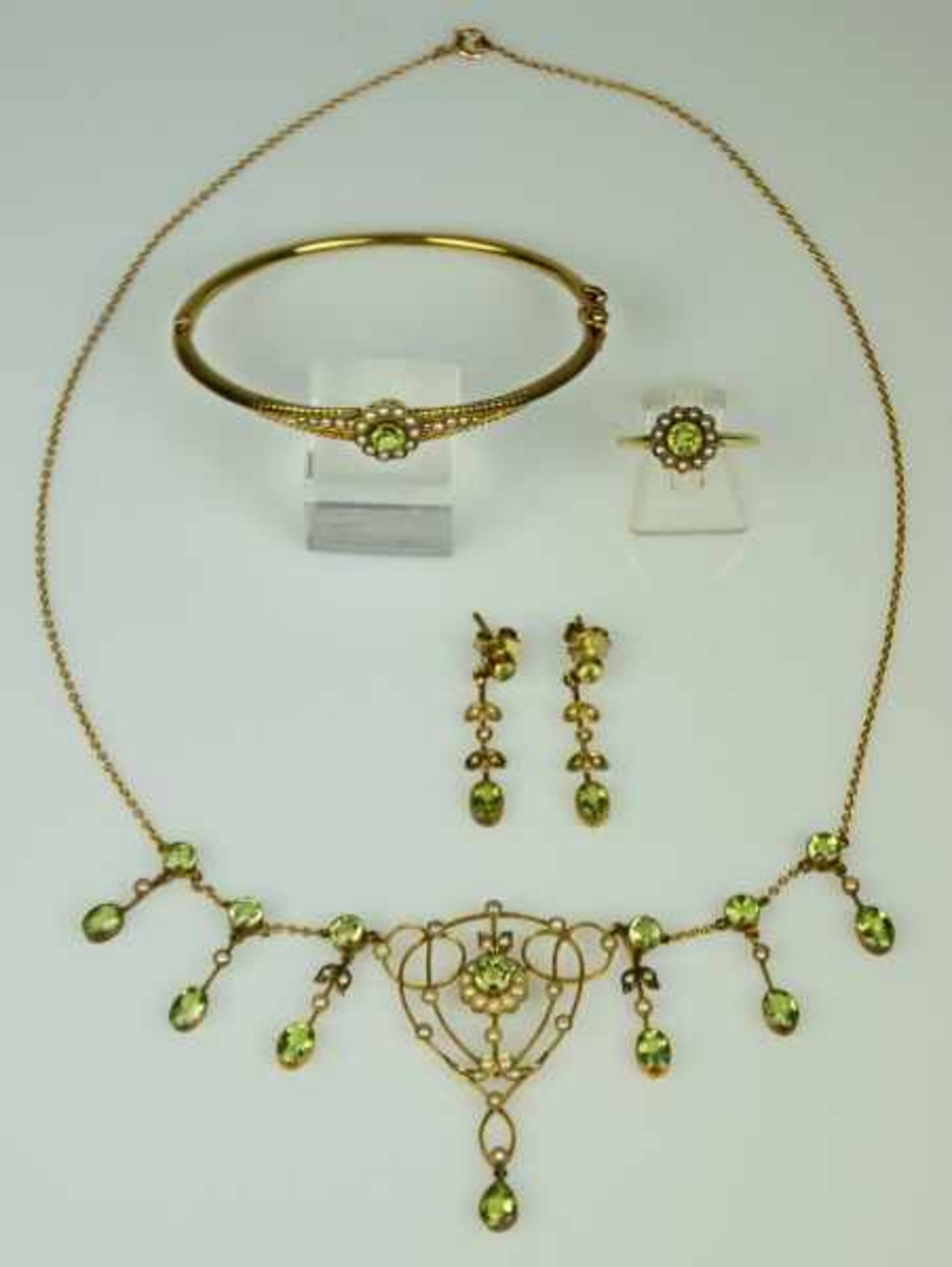 PARÜRE fünfteilig, Jugendstil: Collier, Ring in Blütenform, Paar Ohrgehänge, Armreif, jeweils