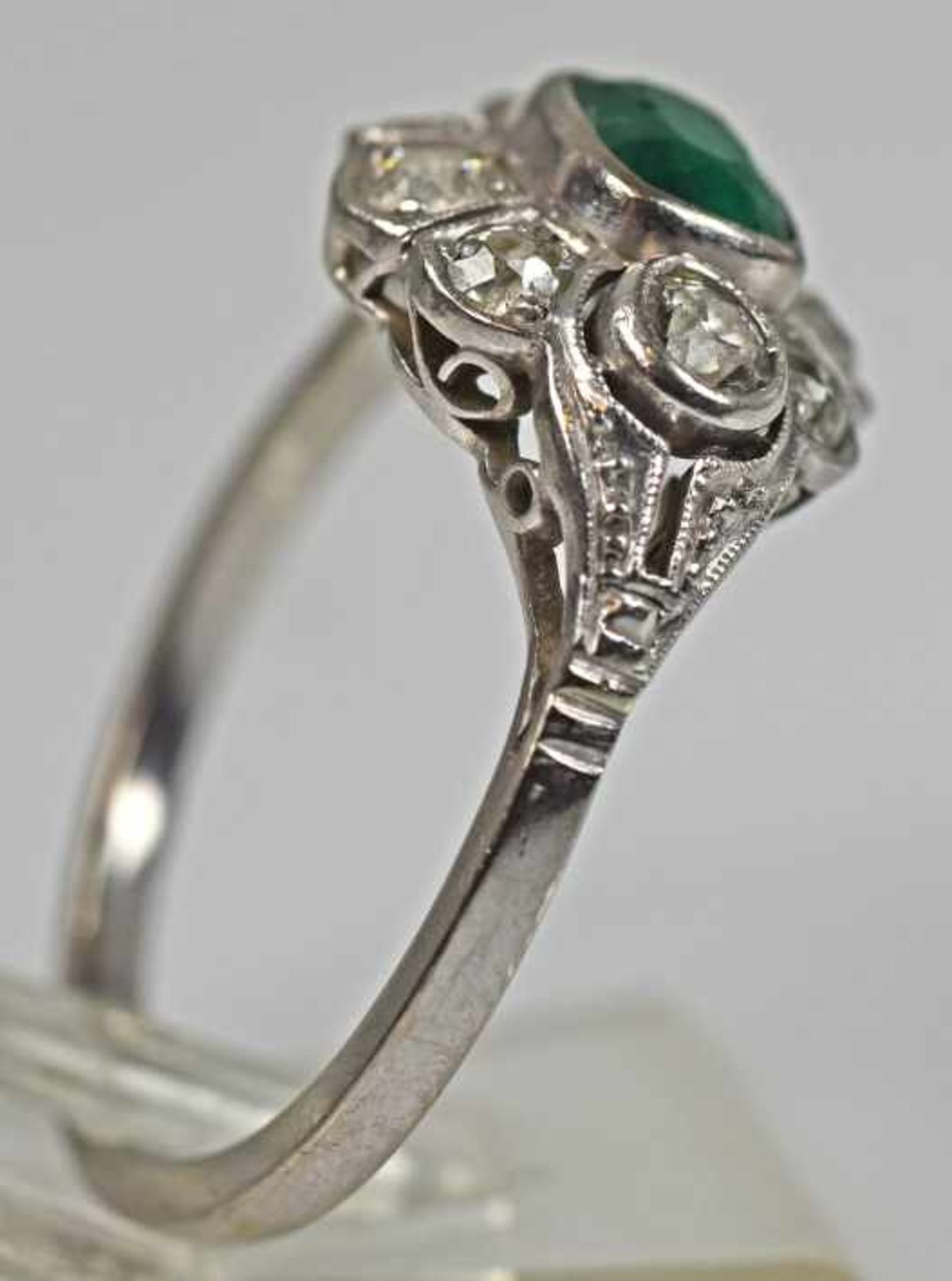 SMARAGDRING rechteckiger Smaragd umgeben von 8 Diamanten, gesamt um 0,7-0,75ct, weiss, in - Bild 3 aus 3