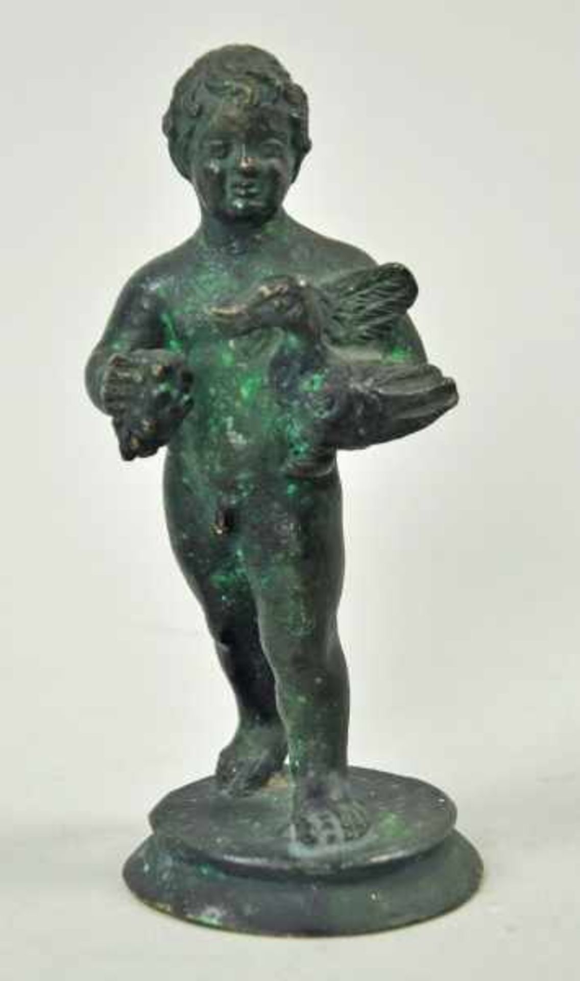 JUNGE mit Gans u. Trauben in der Hand, auf runder Basis, Bronze grün patiniert, H 12,5cm- - -23.00 %