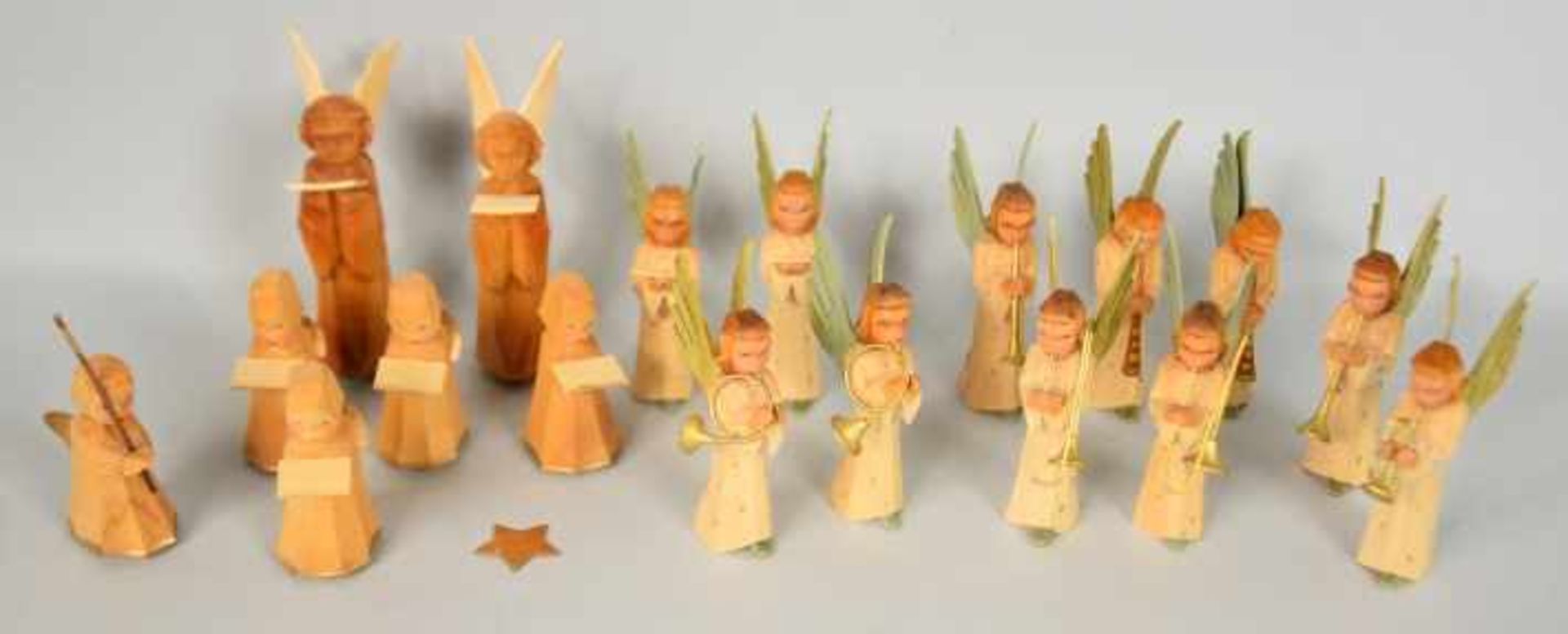 ENGELKAPPELLE elf Engel, die verschiedene Musikinstrumente spielen, geschnitzte Teile, sowie - Bild 2 aus 2
