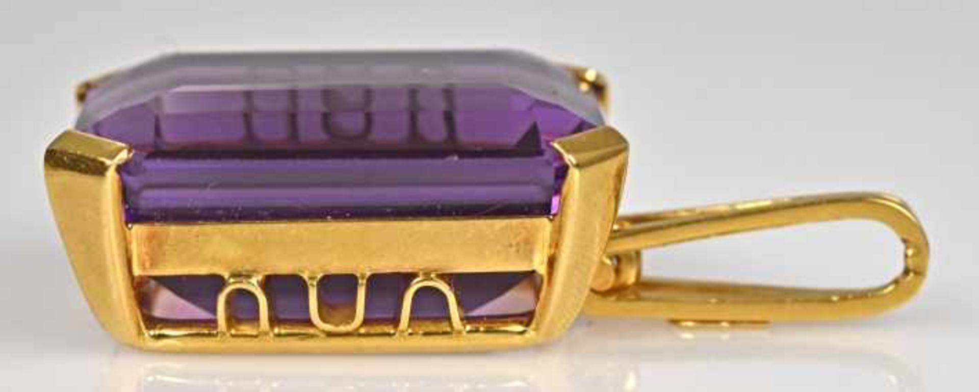 ANHÄNGER mit großem Amethyst in kräftigem Lila mit Treppenschliff, in schlichter Goldfassung 18ct, - Bild 2 aus 2