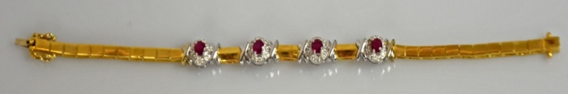 ARMBAND schmal, besetzt mit 4 geschliffenen Rubinen jeweils umgeben von Diamanten, seitlich - Bild 2 aus 2