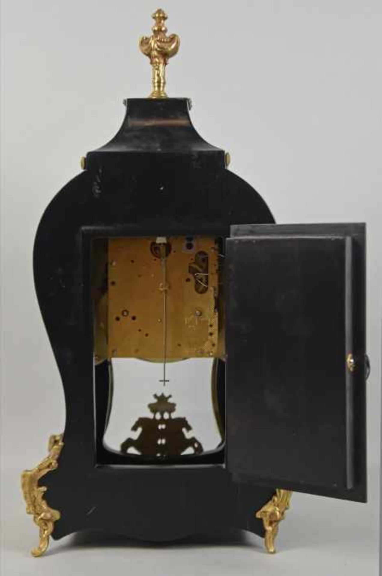 BOULLE-TISCHUHR geschwungene Pendule mit Holzgehäuse in Bloulletechnik mit dekorativen - Bild 4 aus 5