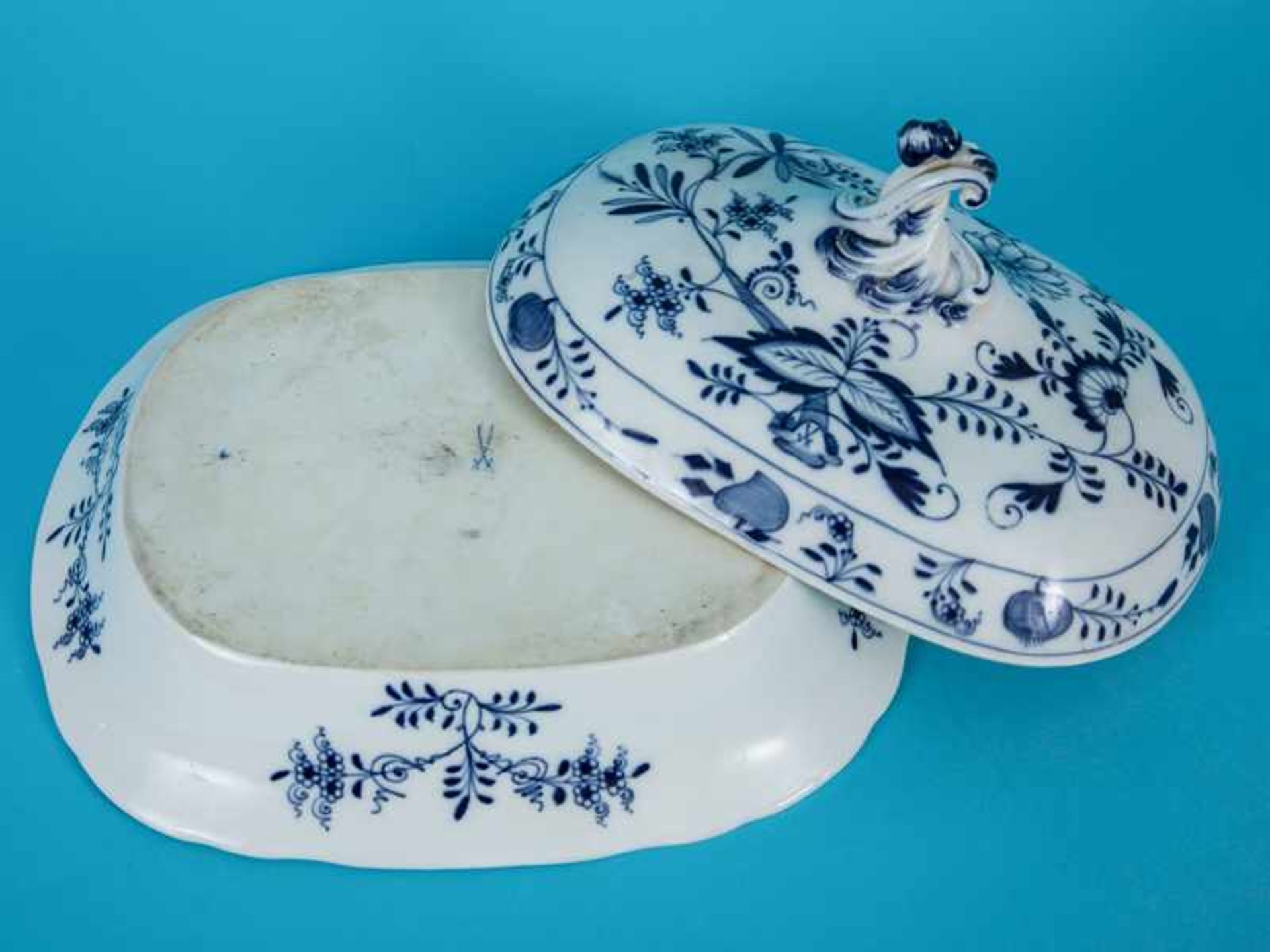 Deckelschale "Zwiebelmuster", Meissen, 20. Jh. Weißporzellan mit unter Glasur blauer " - Image 6 of 6