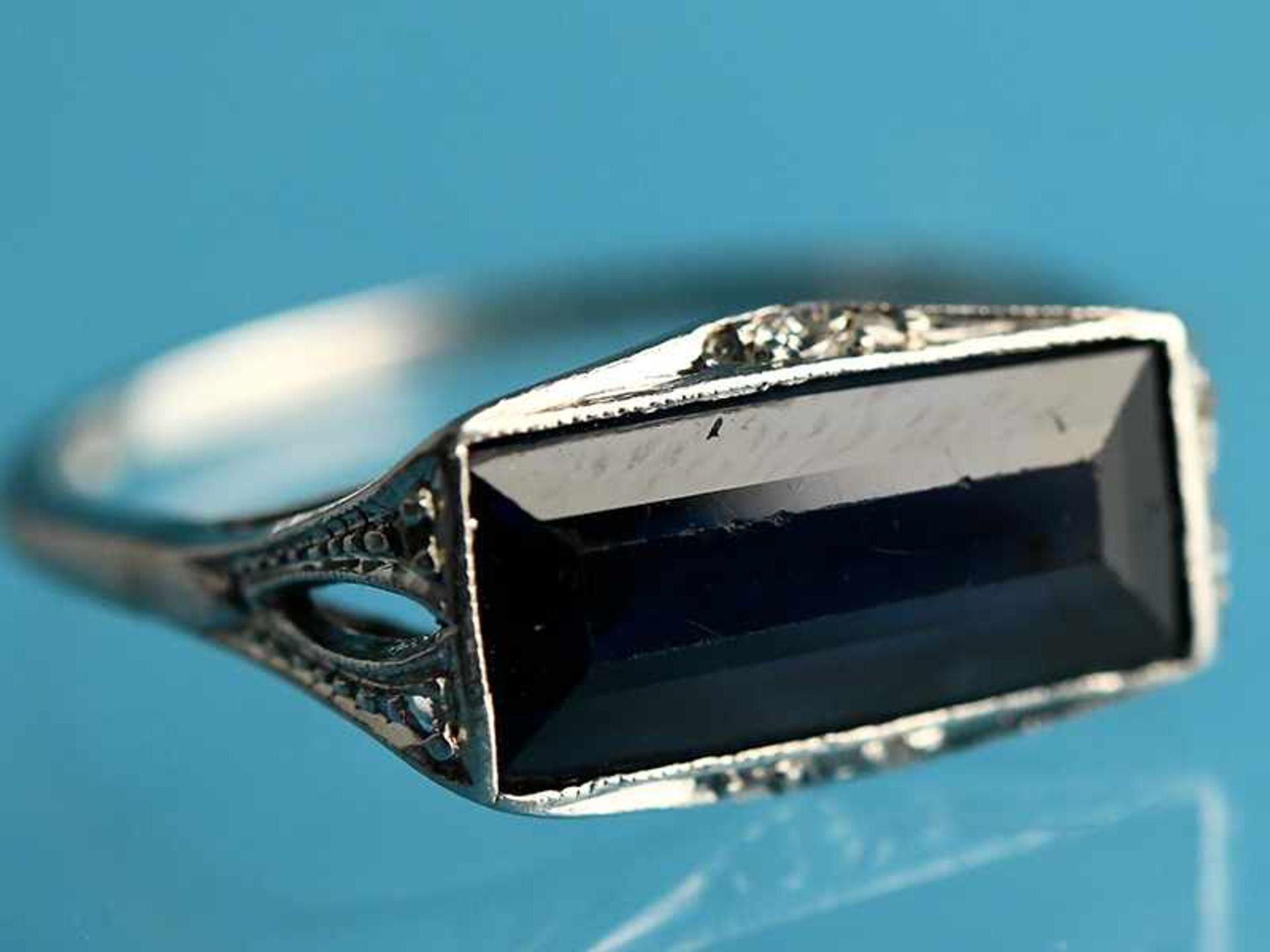 Ring mit Saphir in hochwertiger Qualität ca. 3,1 ct und 6 kleinen Diamantrosen, zusammen ca. 0,02 - Image 2 of 5