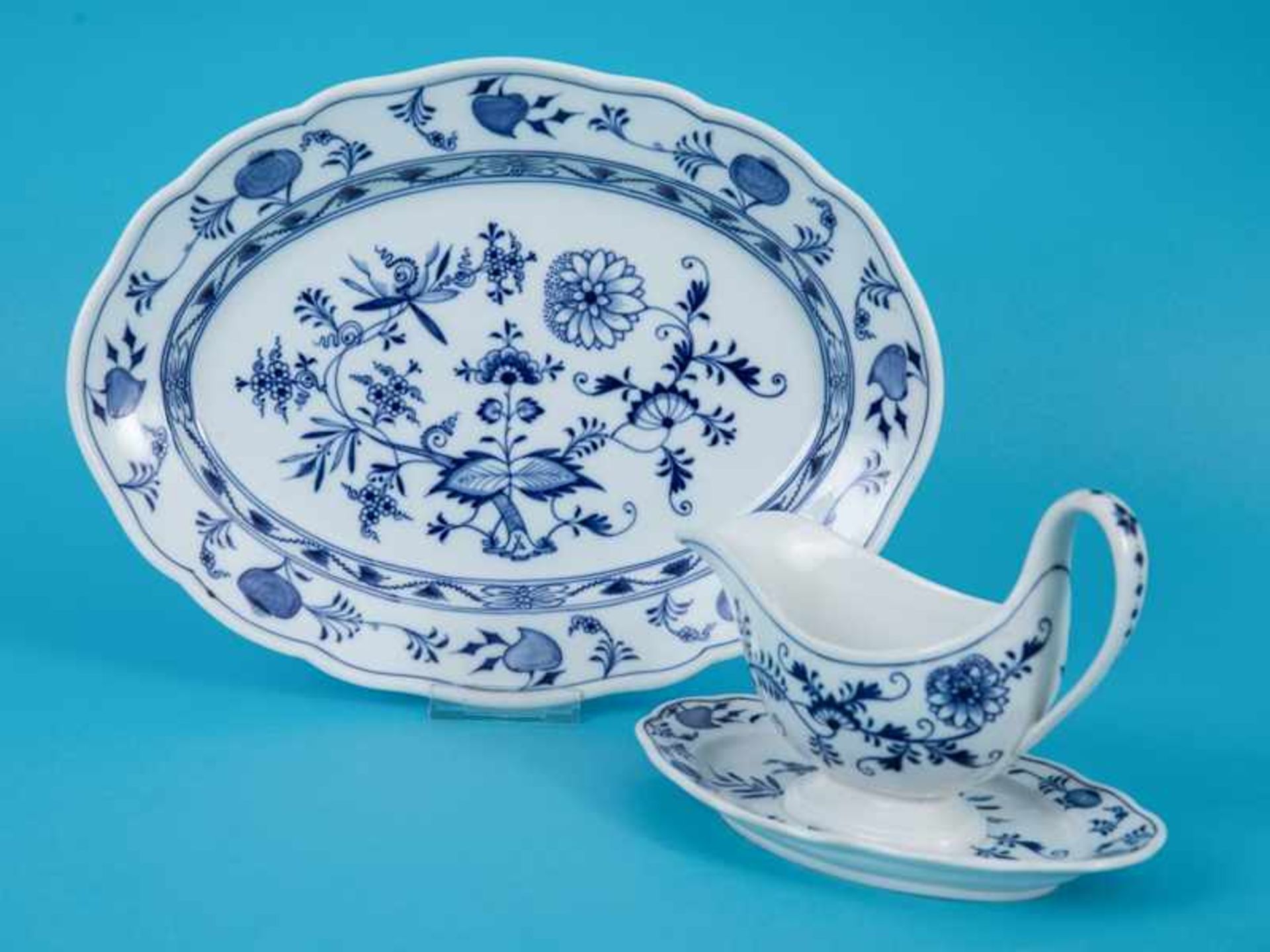 Sauçière + Platte "Zwiebelmuster", Meissen, um 1900. Weißporzellan mit unter Glasur blauer "