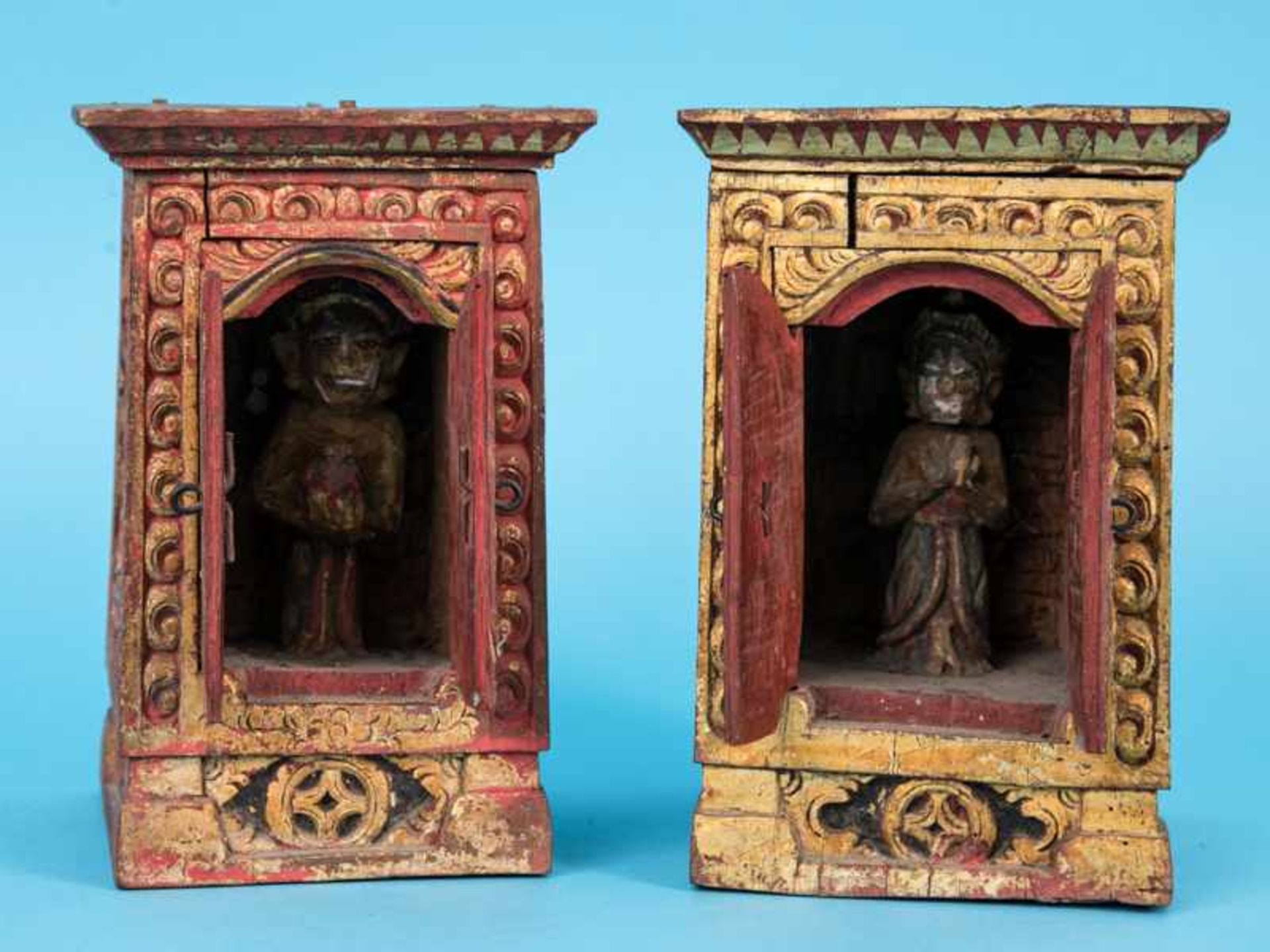 Paar schreinartige Reisealtar-Gehäuse mit je 1 Figur, wohl Thailand, 19./20. Jh. Holz, geschnitzt - Bild 2 aus 7