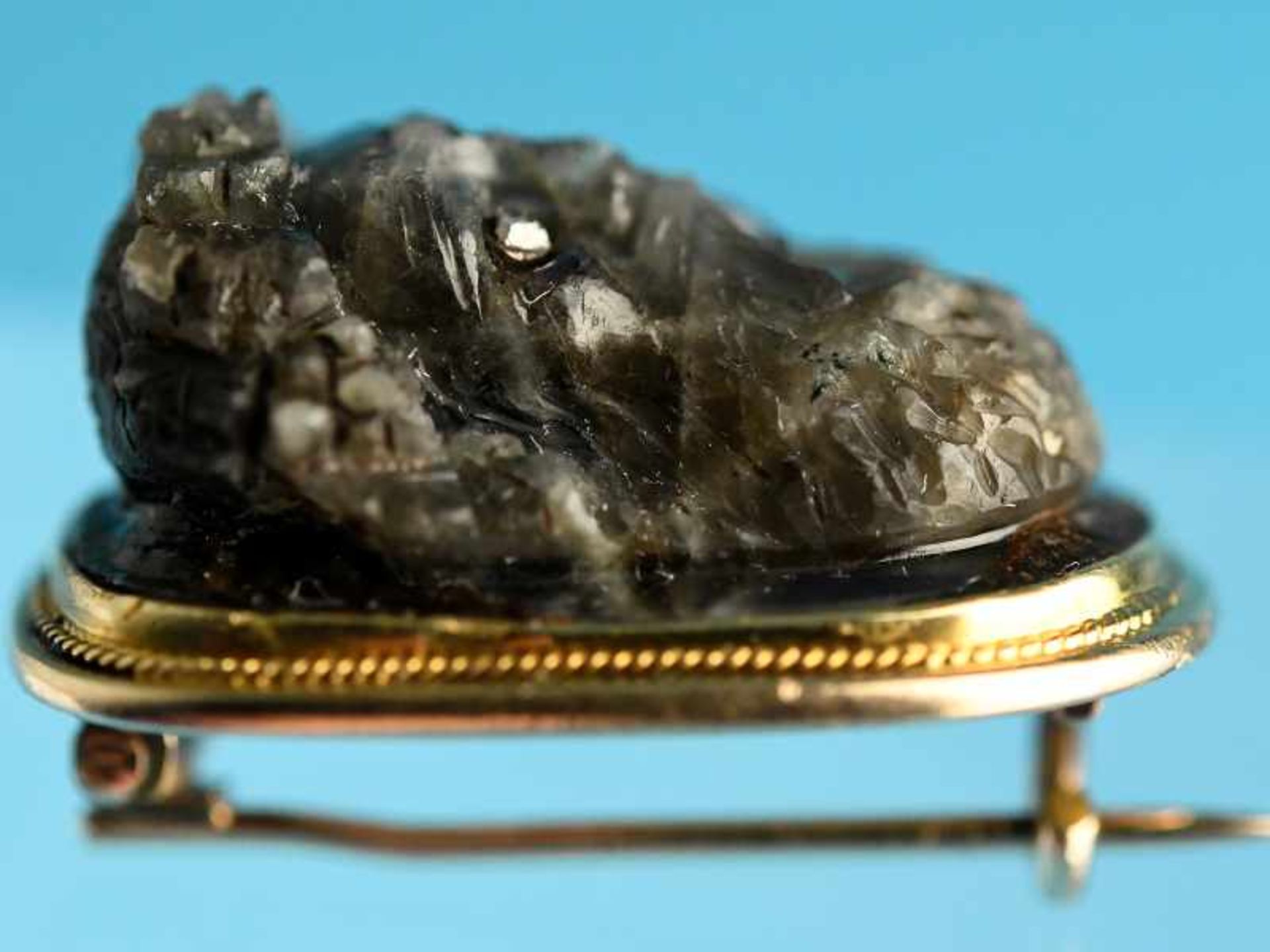 Kleine Brosche mit geschnitztem Labradorit und kleinen Diamantrosen, 19. Jh. 585/- Roségold. - Bild 2 aus 2