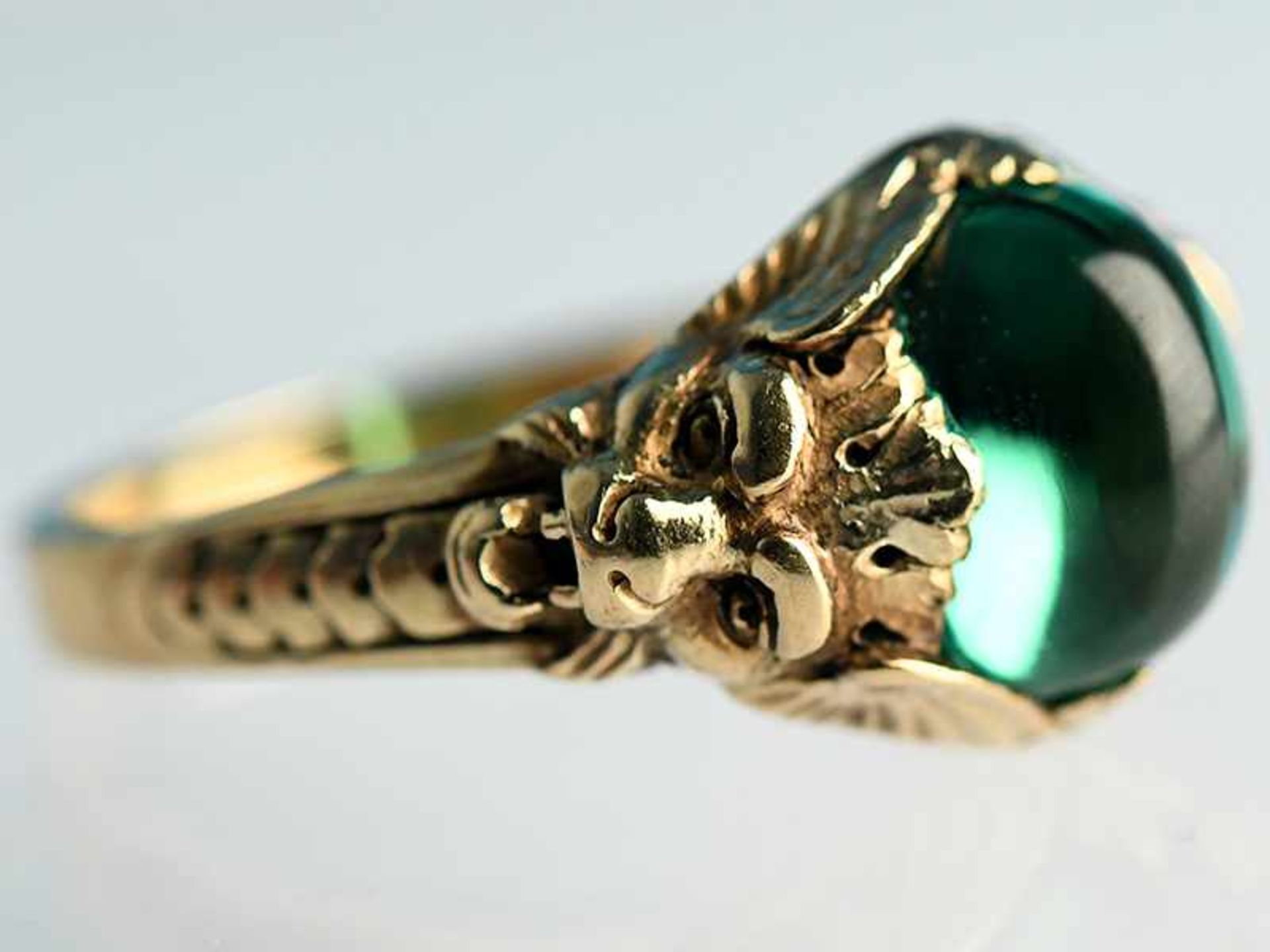 Ring mit grünem Turmalin-Cabochon, Goldschmiedearbeit, Anfang 20. Jh. 585/- Gelbgold. - Bild 3 aus 6