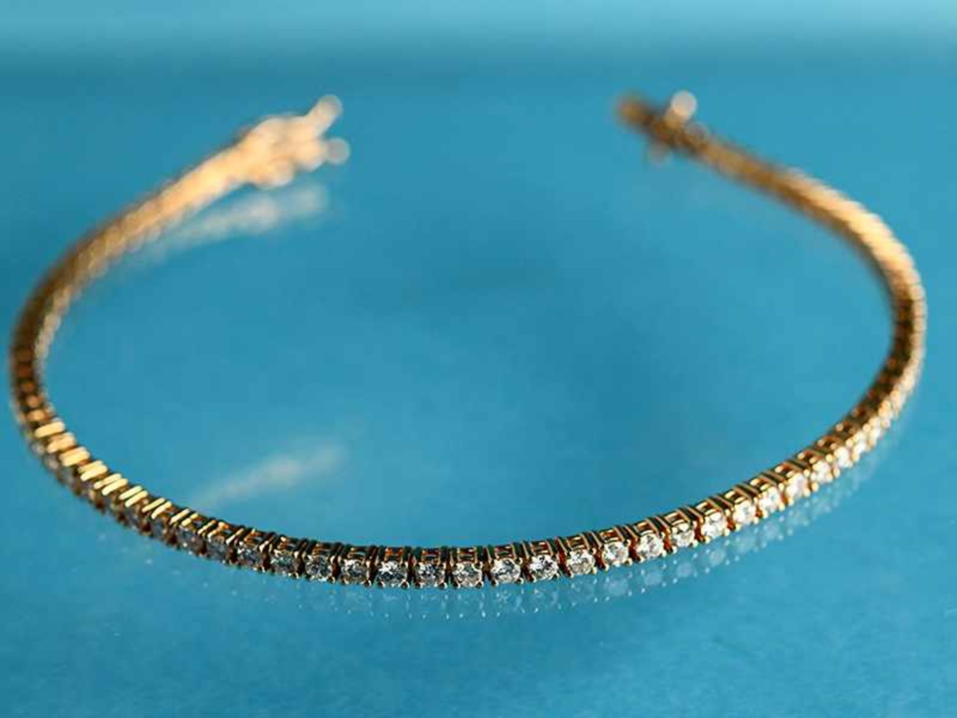 Tennisarmband mit ca. 72 Diamanten, zusammen ca. 2,11 ct, 21. Jh. 750/- Roségold. Gesamtgewicht