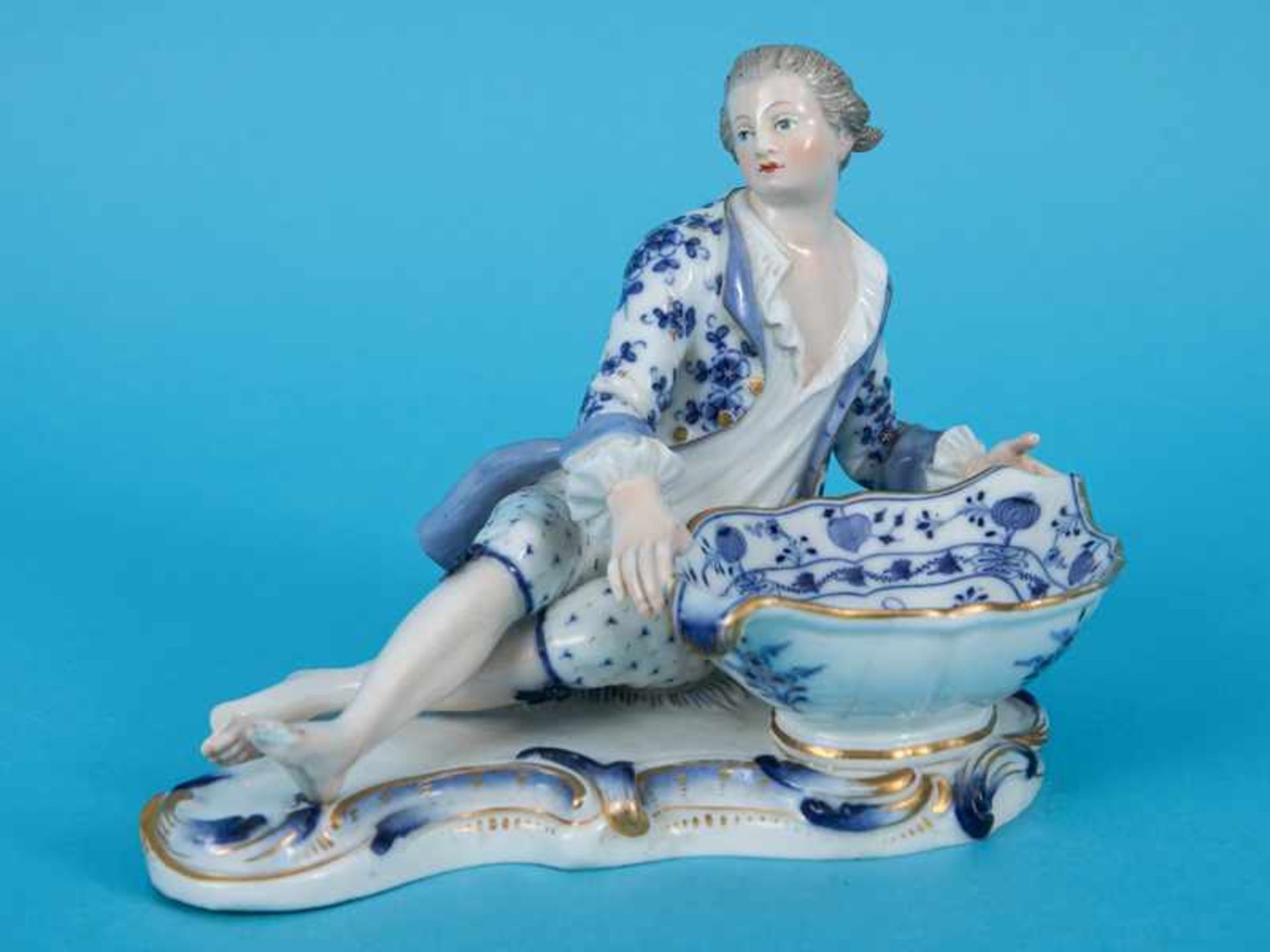 Figurenschale "Rokoko-Kavalier", Meissen, Ende 19. Jh. Weißporzellan mit unter Glasur blauer und